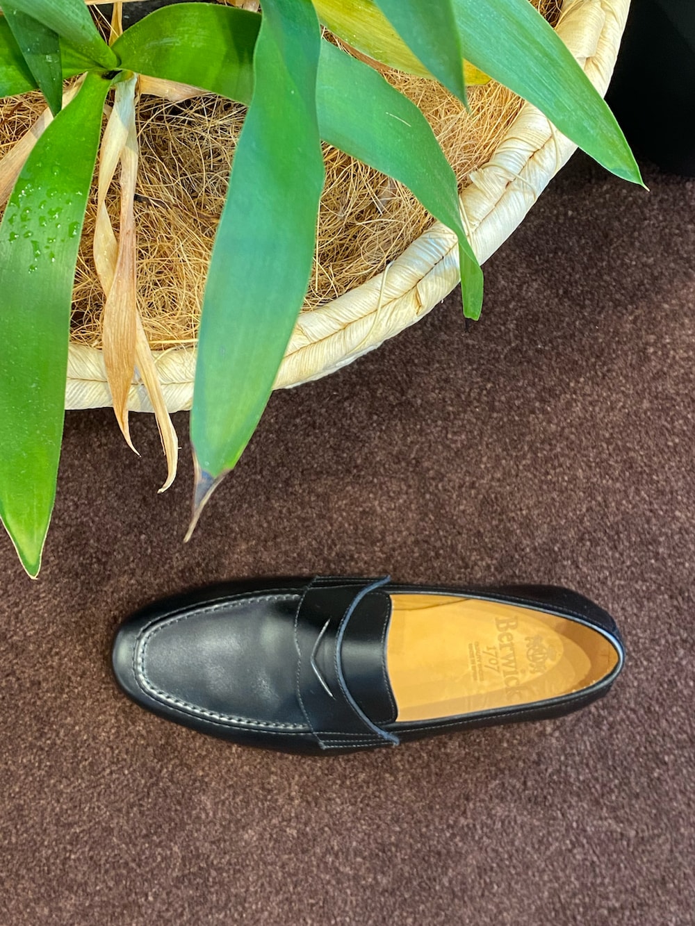 ブラック系のローファーを着用したレディースの夏コーディネートの4枚目の写真