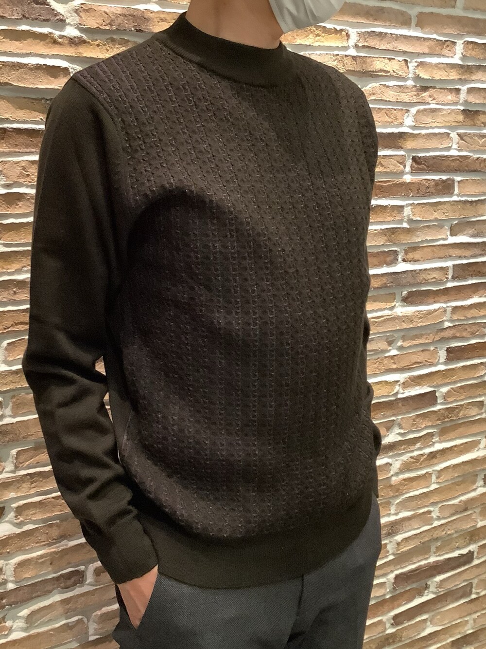 ブラウン系のニット/セーターを着用したメンズの冬コーディネートの3枚目の写真