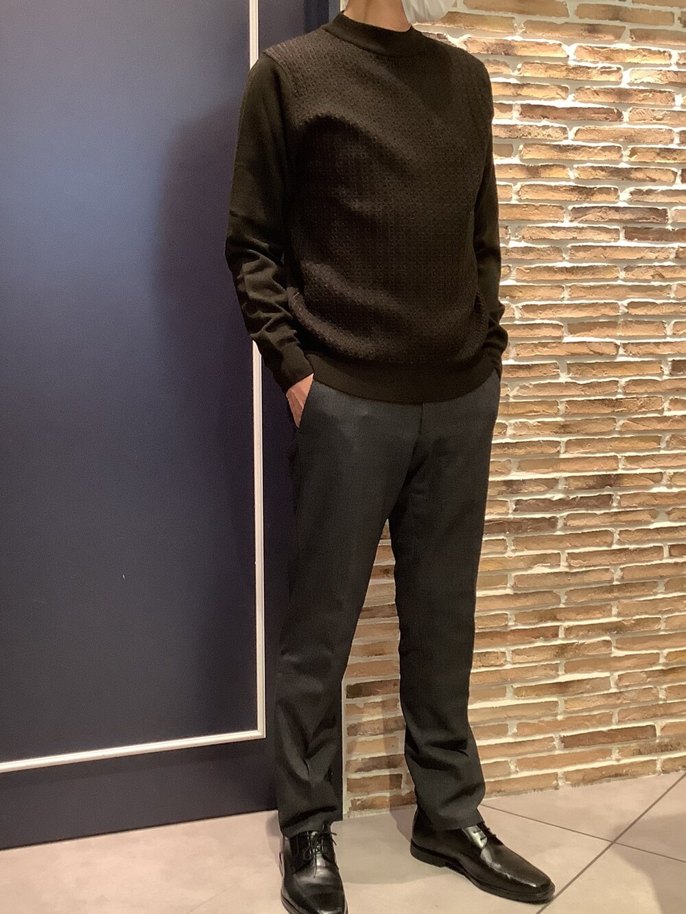 ブラウン系のニット/セーターを着用したメンズの冬コーディネートの2枚目の写真