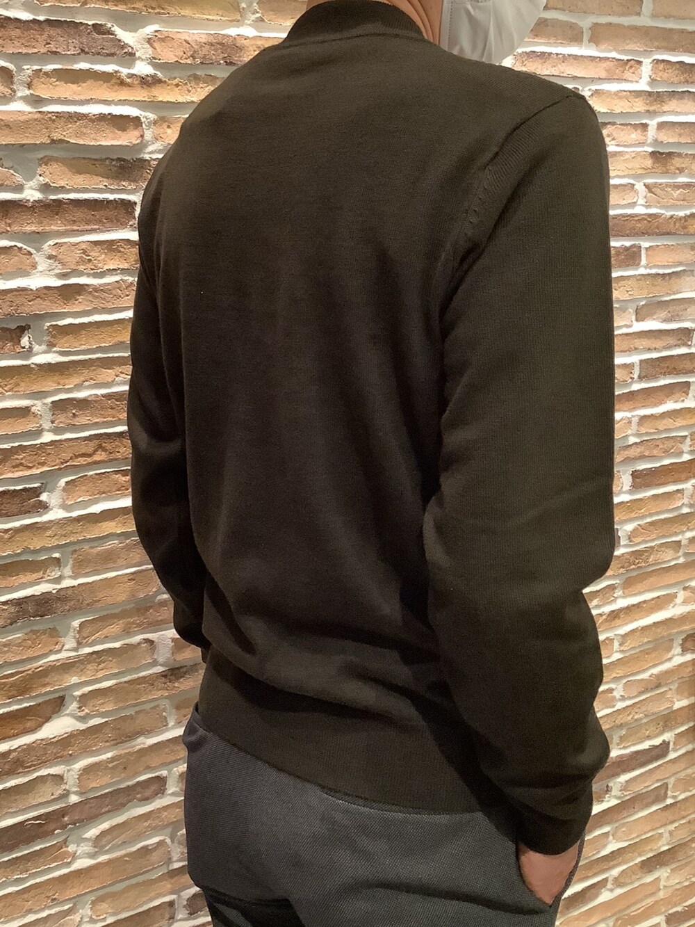 ブラウン系のニット/セーターを着用したメンズの冬コーディネートの4枚目の写真