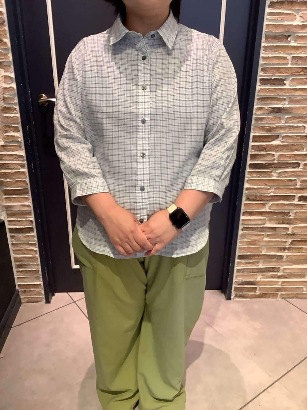 グレー系のシャツ/ブラウスを着用したレディースの夏コーディネートの2枚目の写真