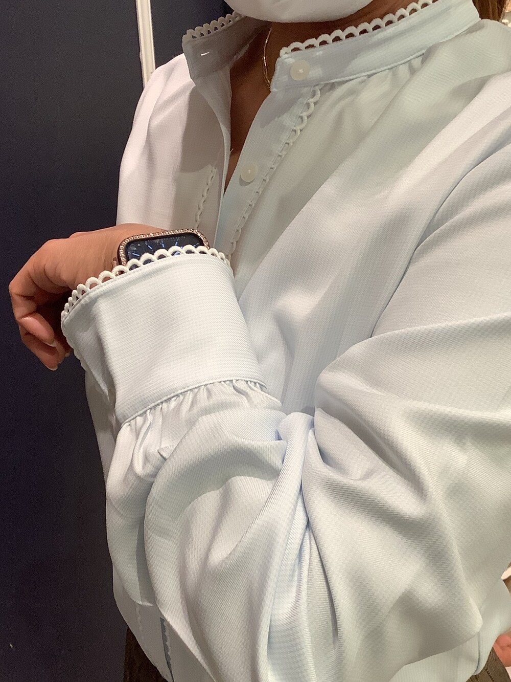 ブルー系のシャツ/ブラウスを着用したレディースの冬コーディネートの2枚目の写真