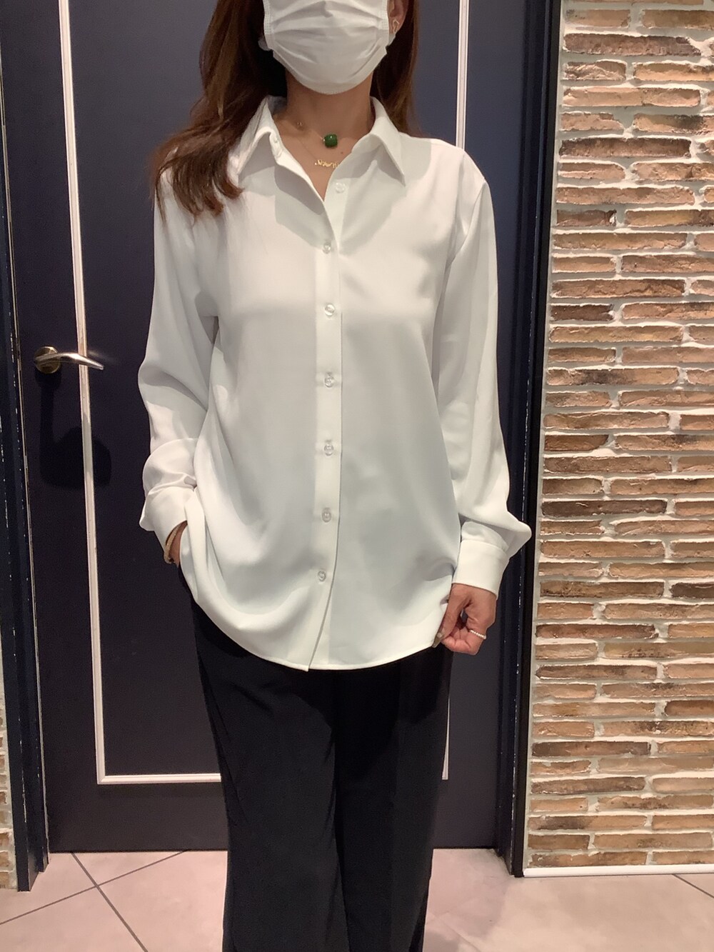 ホワイト系のシャツ/ブラウスを着用したレディースの冬コーディネートの2枚目の写真