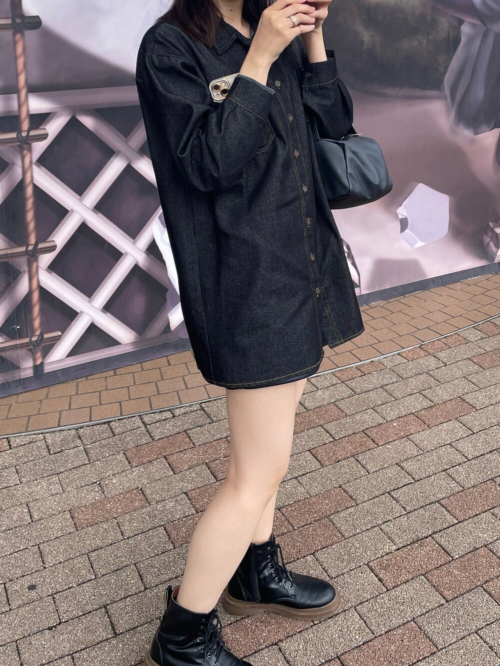 ブルー系のワンピース、ブラック系のブーツ、ブラック系のショルダーバッグを着用したレディースの冬コーディネートの2枚目の写真