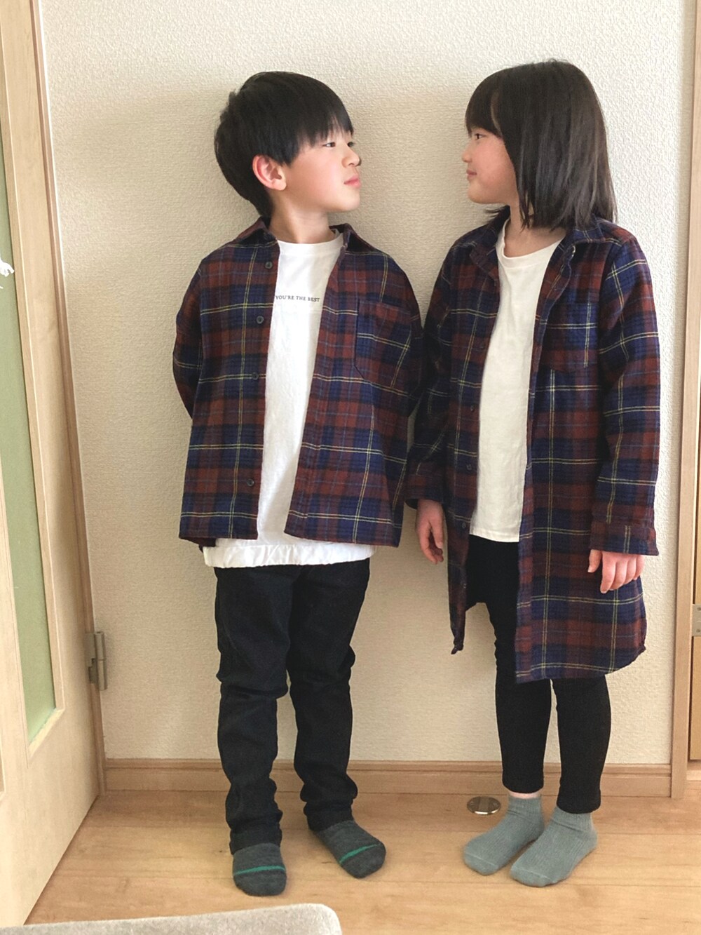 「BRANSHESの【異素材使い】バックストライプ半袖Tシャツ（Tシャツ/カットソー、ホワイト系）」を使った、sooooooounaさん（キッズ・122cm）の春コーディネートの2枚目の写真