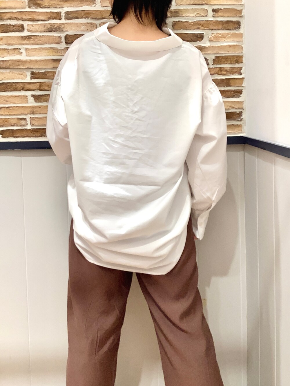 ホワイト系のシャツ/ブラウスを着用したレディースの秋コーディネートの4枚目の写真