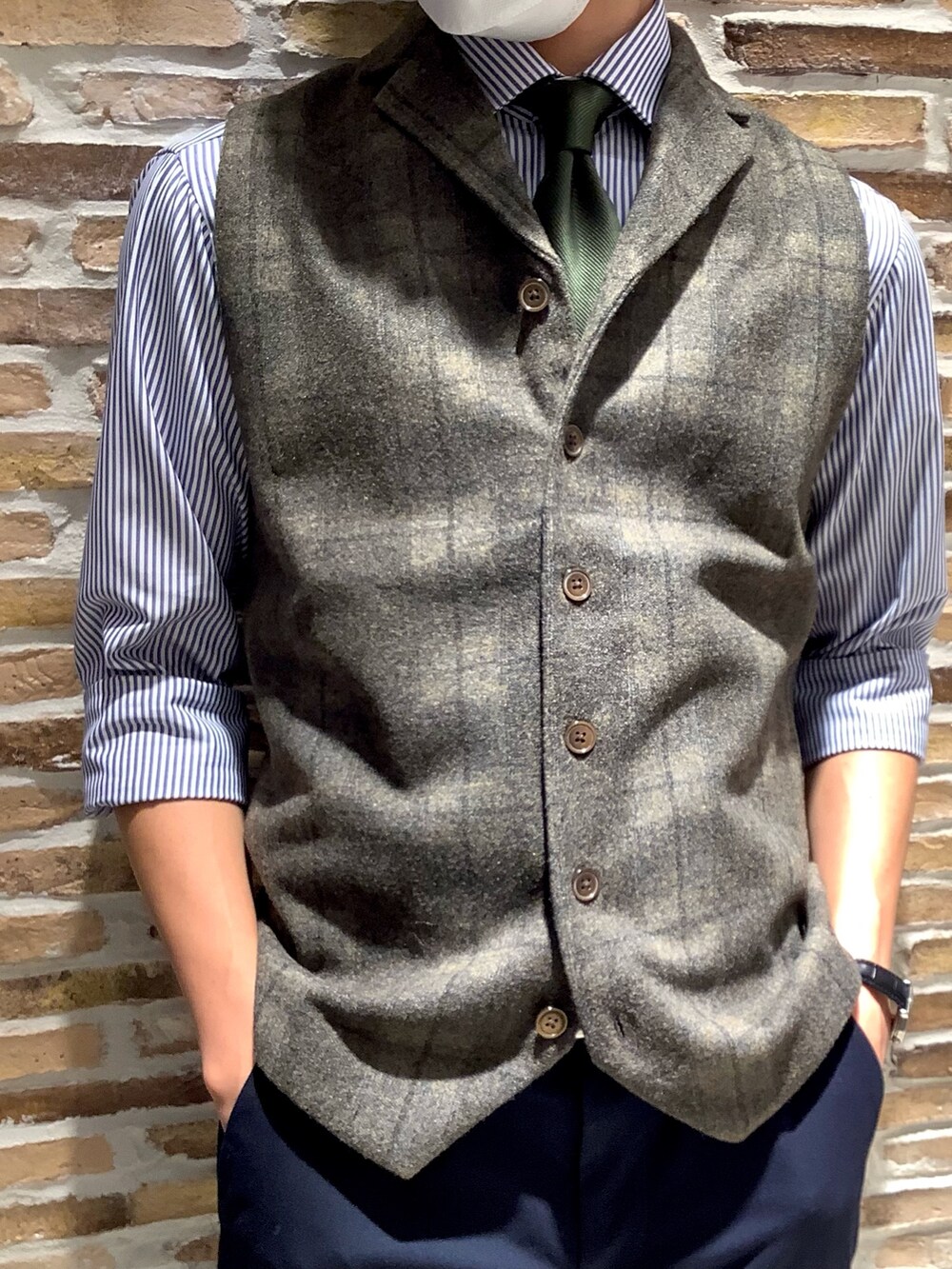 「東京シャツ、BRICK HOUSE by TOKYO SHIRT、今日のコーデ、仕事コーデ、ビジネスコーデ、オフィスコーデ、メンズコーデ、メンズファッション、ワイシャツコーデ、シャツコーデ、ローファーコーデ、ネクタイコーデ、ジレ、チェック柄、ストライプシャツ」｜「TOKYO SHIRTSの絹100% 日本製 ベーシックネクタイ（ネクタイ、その他）」を使った、BRICK HOUSE by Tokyo Shirts 横浜ららぽーと店さん（メンズ・168cm）の秋コーディネートの3枚目の写真