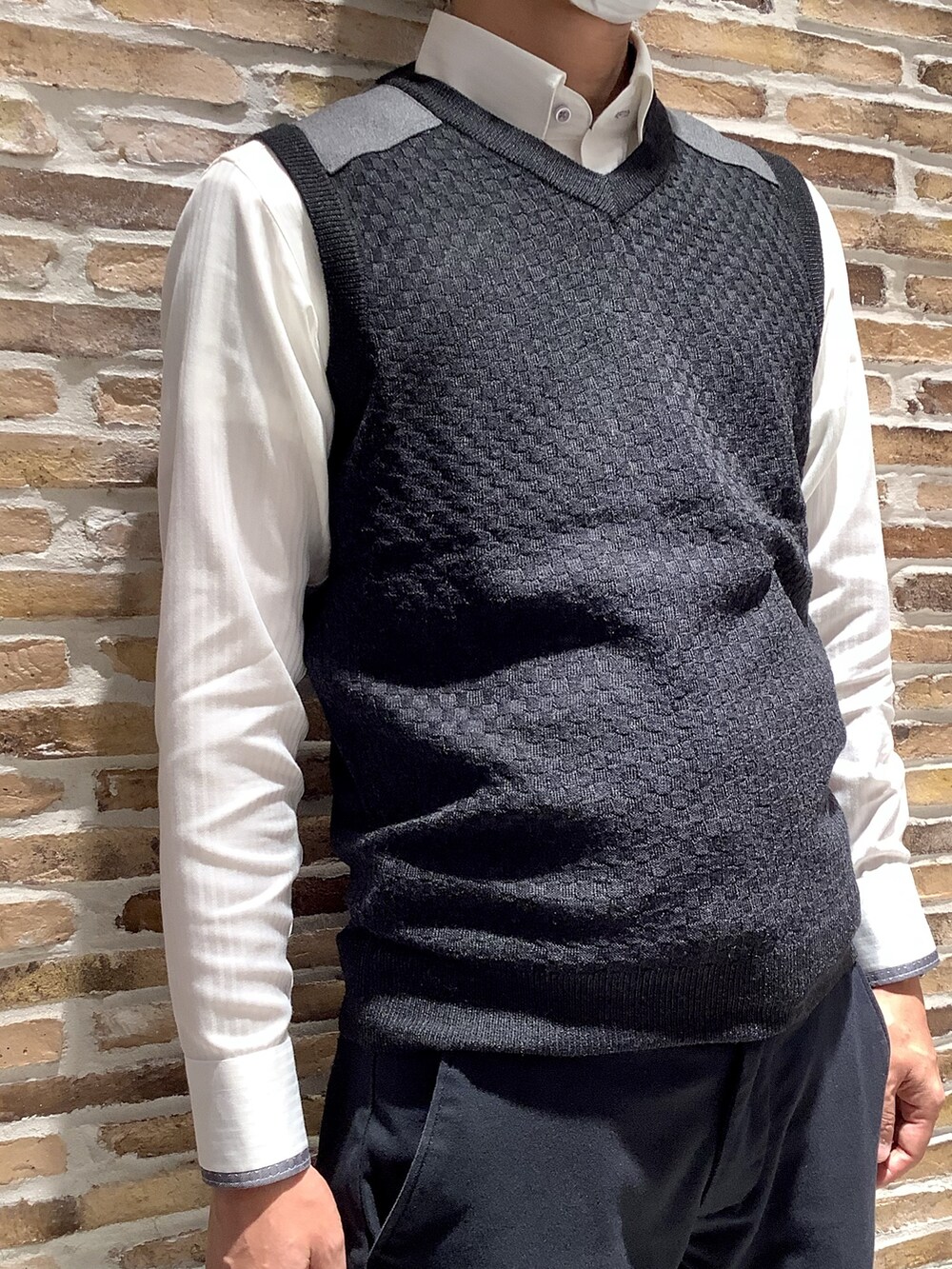 「東京シャツ、BRICK HOUSE by TOKYO SHIRT、ニットベスト、オフィスカジュアル、オフィスコーデ、メンズコーデ、メンズファッション、ベスト×シャツ、ベストコーデ、大人コーデ、ビジネスコーデ、仕事コーデ、今日のコーデ、キレイめコーデ、秋冬コーデ」｜「TOKYO SHIRTSのブリティッシュニットベスト（ベスト、ブラック系）」を使った、BRICK HOUSE by Tokyo Shirts 横浜ららぽーと店さん（メンズ・171cm）の秋コーディネートの2枚目の写真