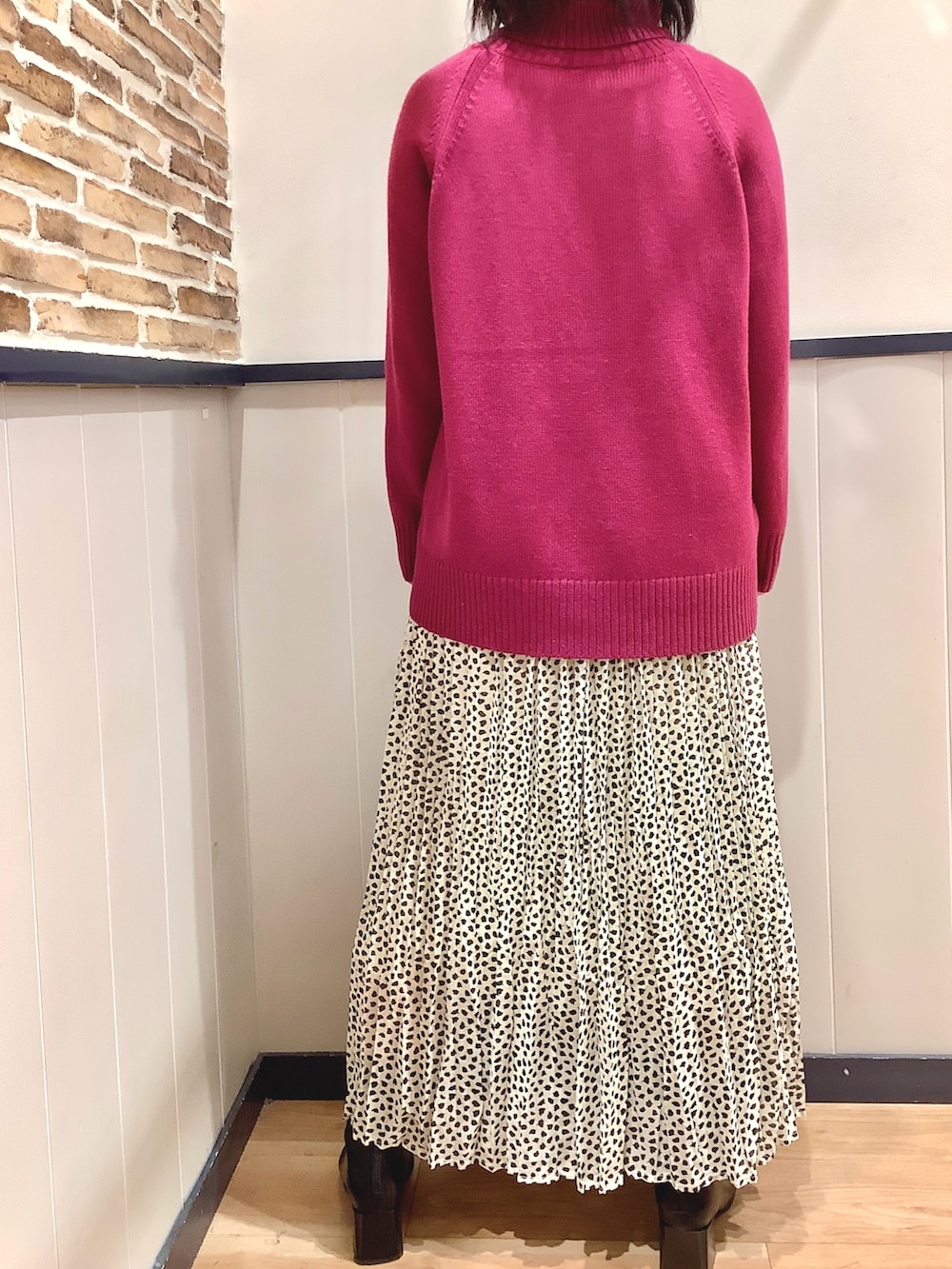 レッド系のニット/セーターを着用したレディースの秋コーディネートの3枚目の写真