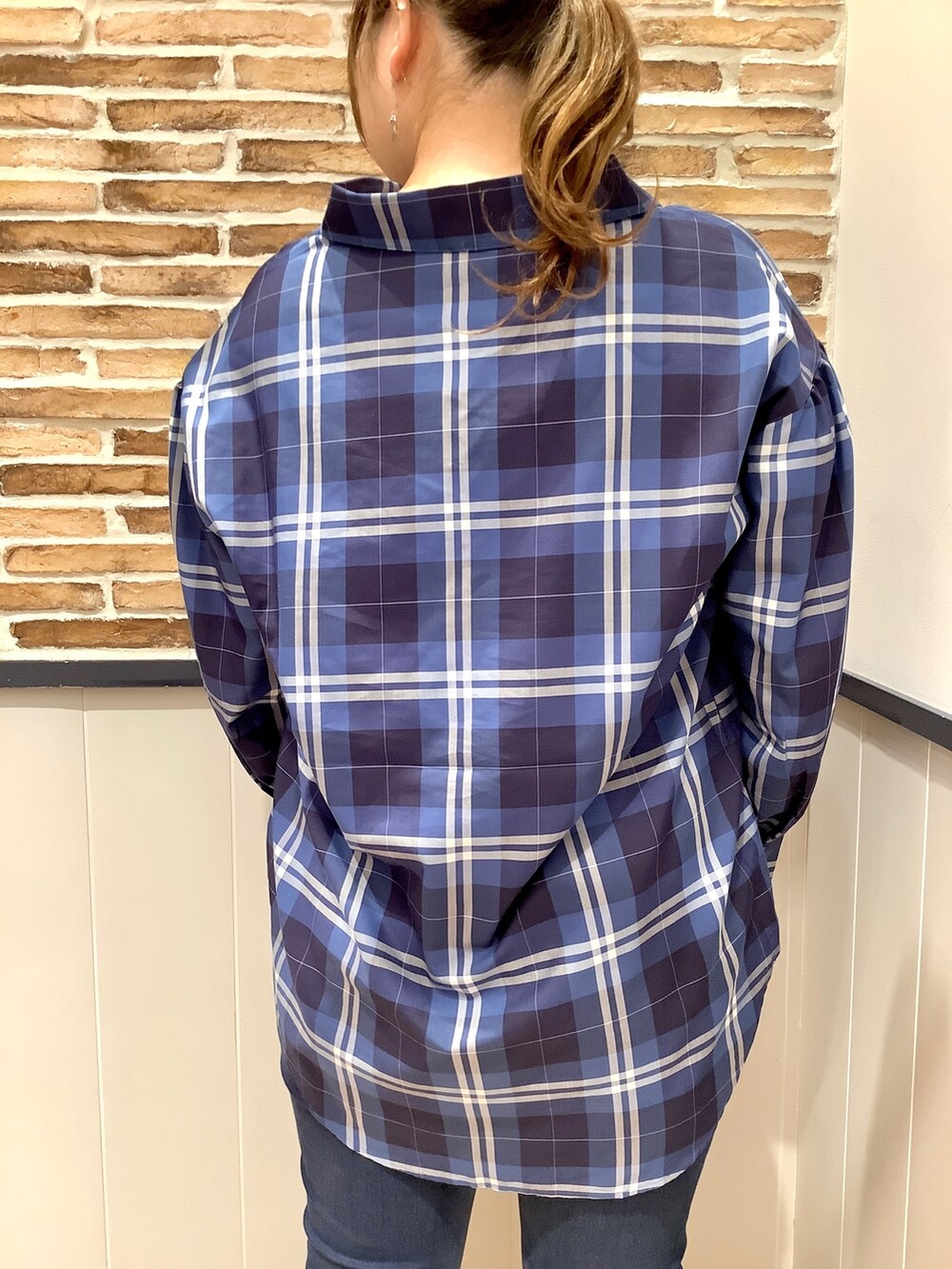 ブルー系のシャツ/ブラウスを着用したレディースの秋コーディネートの3枚目の写真