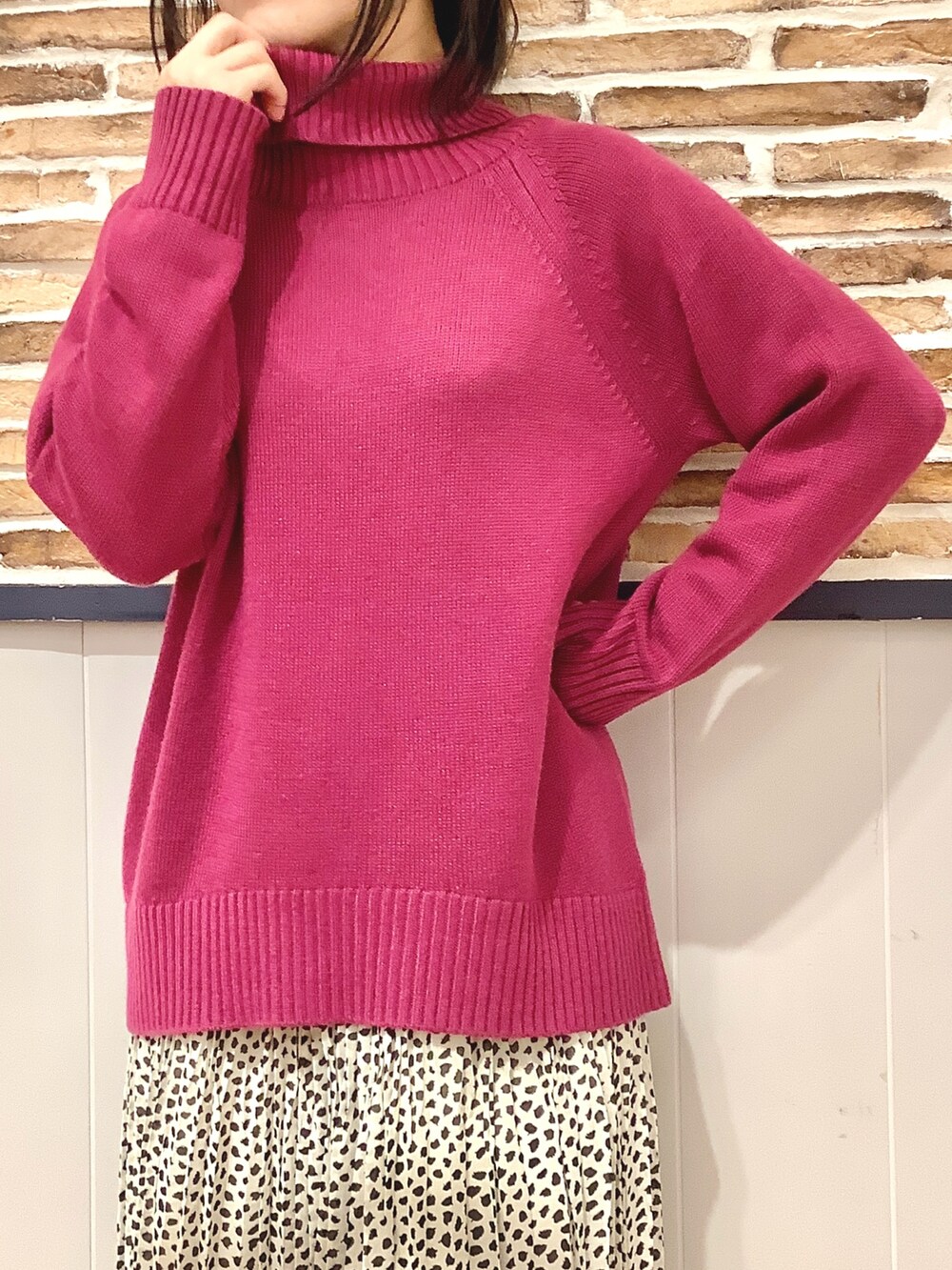 レッド系のニット/セーターを着用したレディースの秋コーディネートの2枚目の写真