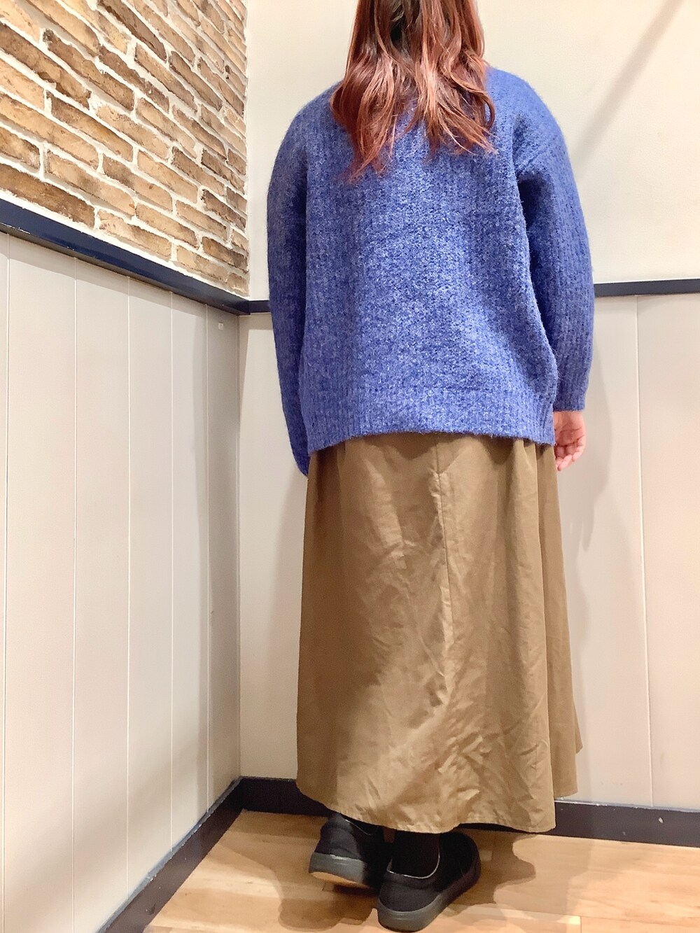 ベージュ系のシャツ/ブラウス、ブルー系のカーディガン/ボレロを着用したレディースの冬コーディネートの3枚目の写真