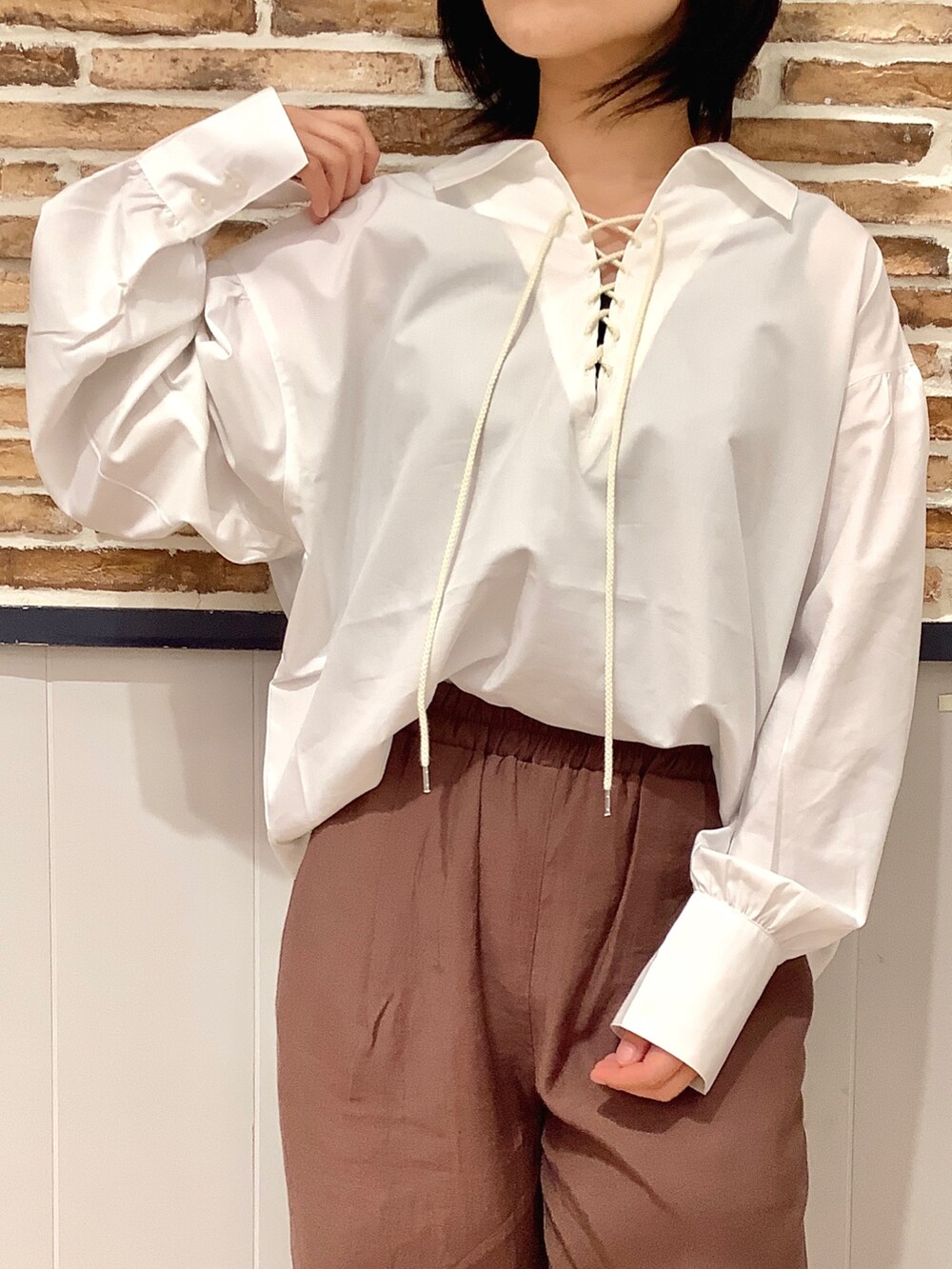 ホワイト系のシャツ/ブラウスを着用したレディースの秋コーディネートの2枚目の写真