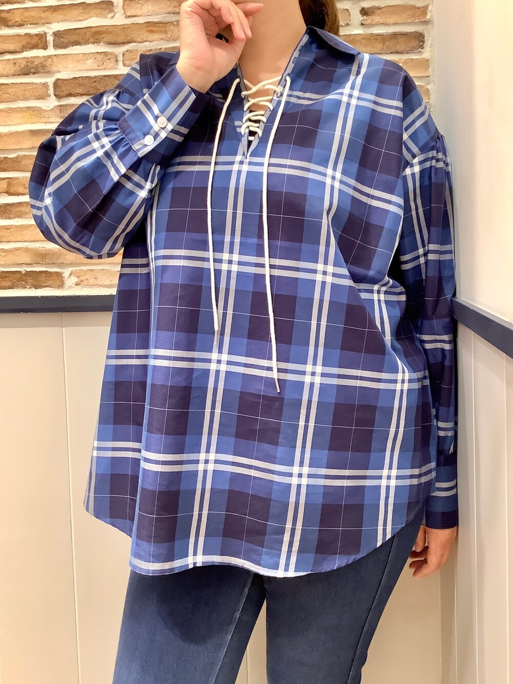 ブルー系のシャツ/ブラウスを着用したレディースの秋コーディネートの2枚目の写真