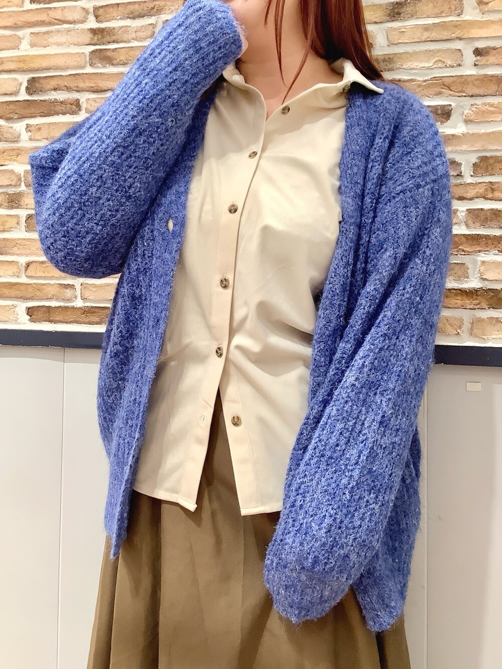 ベージュ系のシャツ/ブラウス、ブルー系のカーディガン/ボレロを着用したレディースの冬コーディネートの2枚目の写真