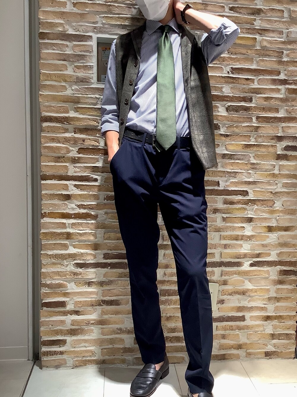 「東京シャツ、BRICK HOUSE by TOKYO SHIRT、今日のコーデ、仕事コーデ、ビジネスコーデ、オフィスコーデ、メンズコーデ、メンズファッション、ワイシャツコーデ、シャツコーデ、ローファーコーデ、ネクタイコーデ、ジレ、チェック柄、ストライプシャツ」｜「TOKYO SHIRTSの絹100% 日本製 ベーシックネクタイ（ネクタイ、その他）」を使った、BRICK HOUSE by Tokyo Shirts 横浜ららぽーと店さん（メンズ・168cm）の秋コーディネートの2枚目の写真