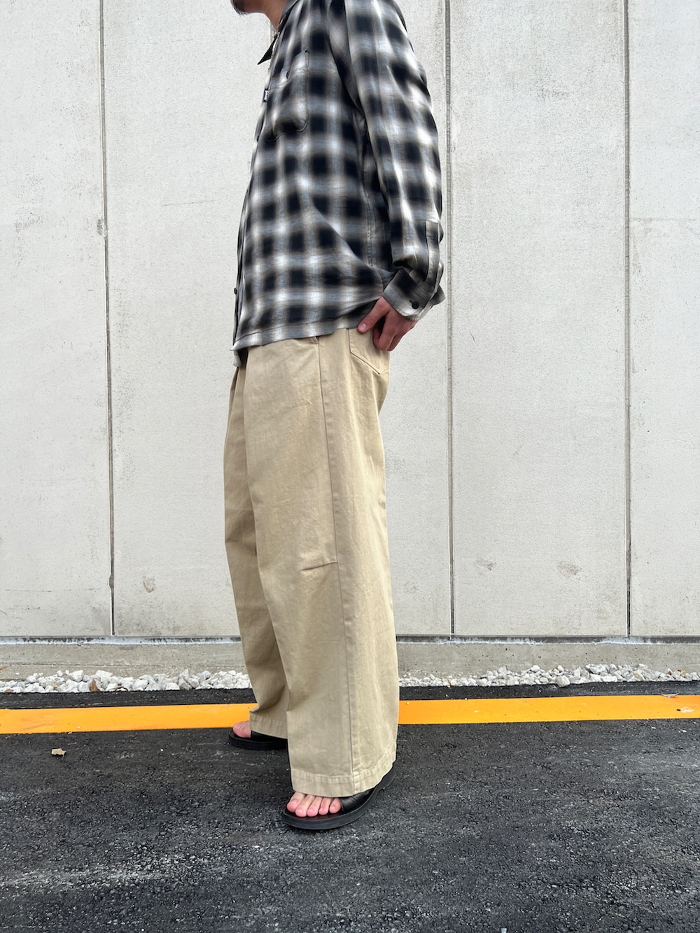 ブラック系のシャツ/ブラウス、グリーン系のチノパンツを着用したメンズの春コーディネートの3枚目の写真