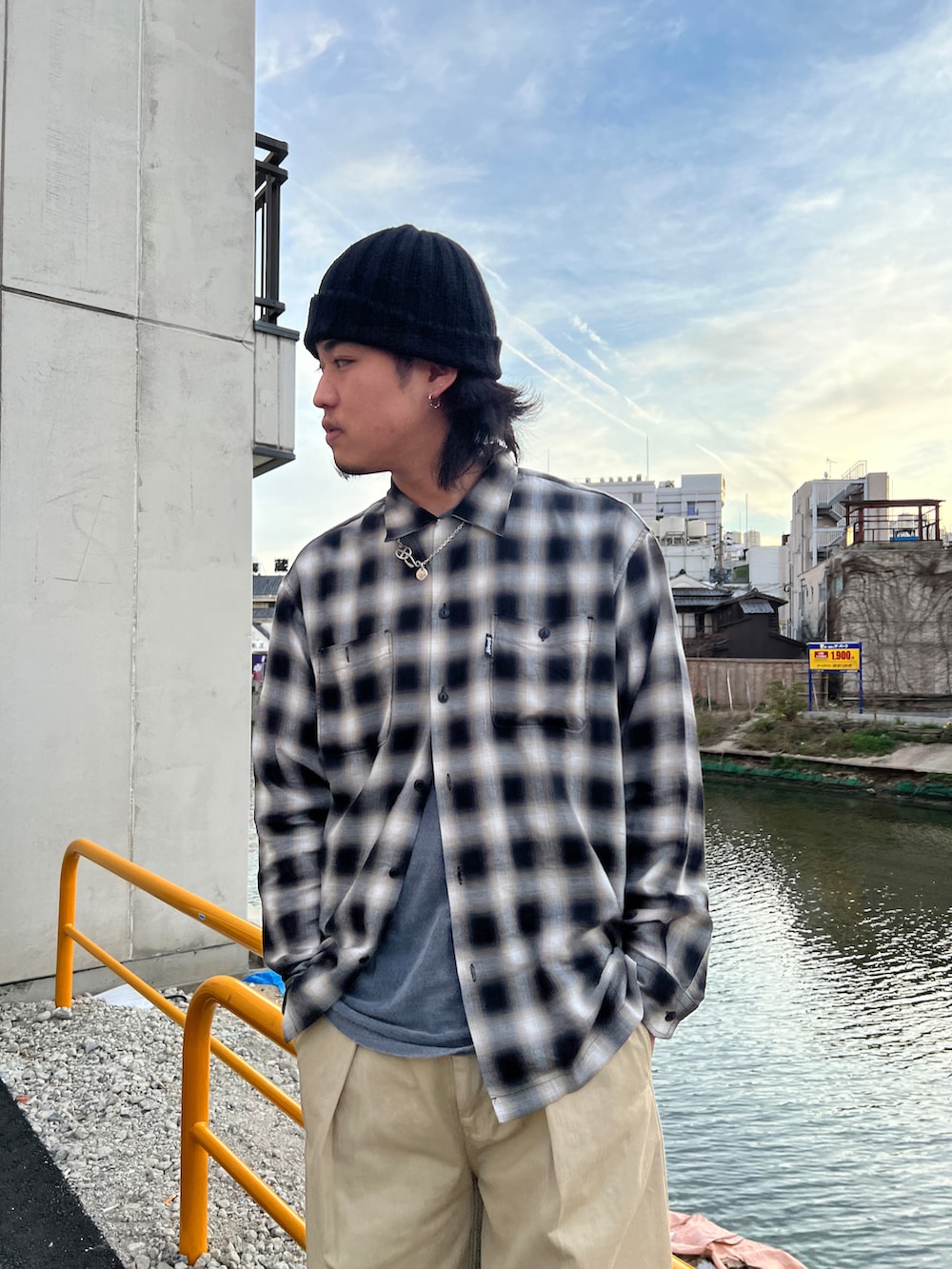 ブラック系のシャツ/ブラウス、グリーン系のチノパンツを着用したメンズの春コーディネートの2枚目の写真