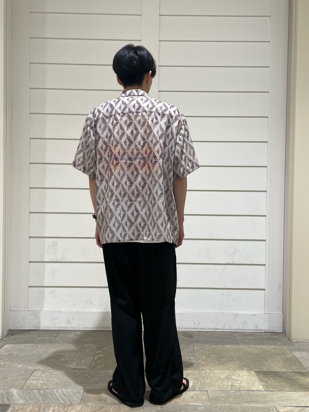 ホワイト系のシャツ/ブラウス、ホワイト系のTシャツ/カットソーを着用したメンズの夏コーディネートの2枚目の写真