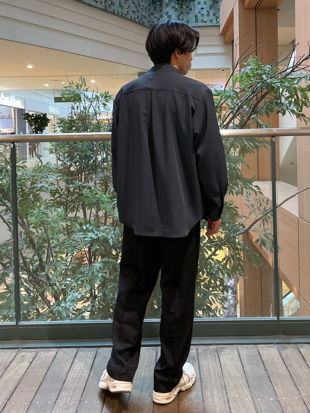 「シャツスタイル、スラックス、ニットTシャツ、ニューバランス、New Balance、ニューバランス530、newbalance530、スニーカー、スニーカーコーデ」｜「GLOSTERの【GLOSTER/グロスター】クォーターゲージ ニットTシャツ 半袖サマーニット 日本製（Tシャツ/カットソー、ホワイト系）」を使った、nabeさん（メンズ・168cm）の春コーディネートの2枚目の写真