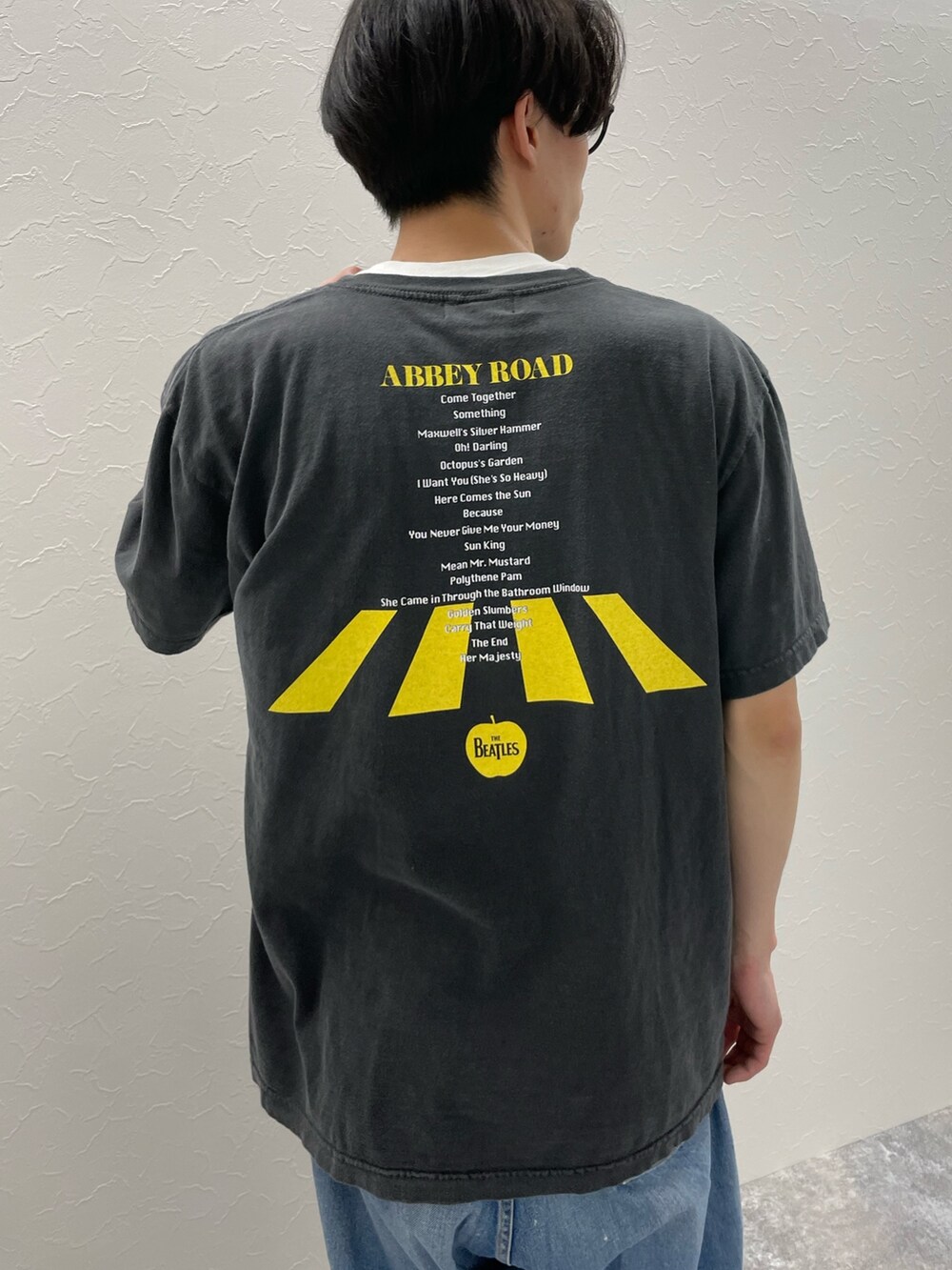 ブラック系のTシャツ/カットソーを着用したメンズの春コーディネートの2枚目の写真