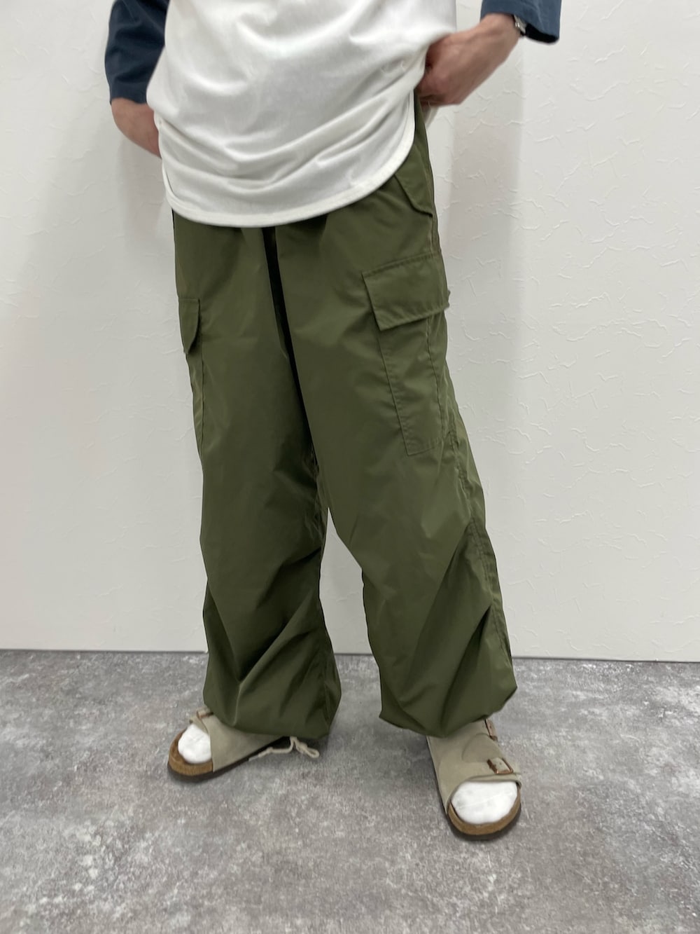 ホワイト系のシャツ/ブラウス、ホワイト系のTシャツ/カットソー、グリーン系のカーゴパンツを着用したメンズの春コーディネートの5枚目の写真