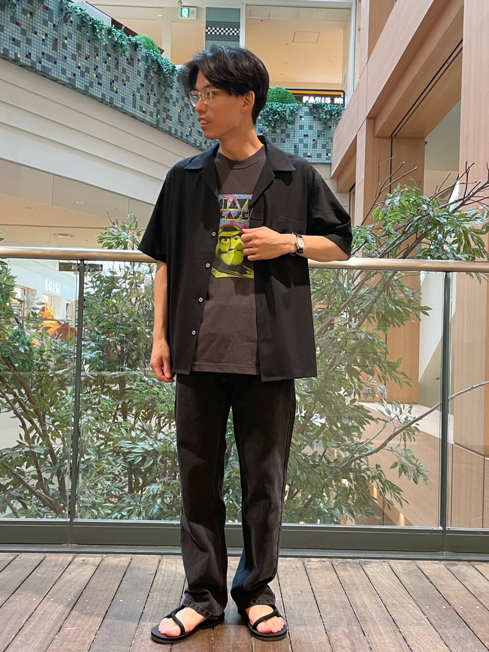 ブラック系のTシャツ/カットソー、ブラック系のデニムパンツ、ブラック系のシャツ/ブラウスを着用したメンズの夏コーディネートの2枚目の写真