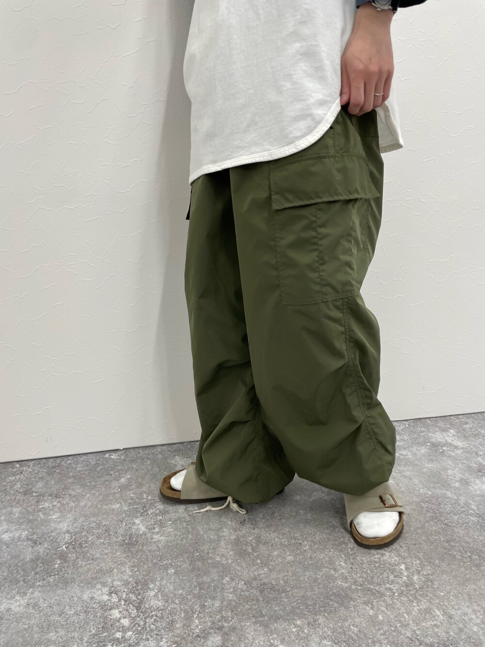 ホワイト系のシャツ/ブラウス、ホワイト系のTシャツ/カットソー、グリーン系のカーゴパンツを着用したメンズの春コーディネートの6枚目の写真