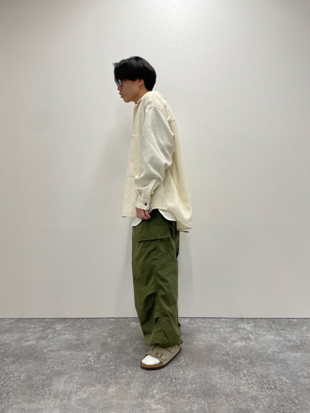 ホワイト系のシャツ/ブラウス、ホワイト系のTシャツ/カットソー、グリーン系のカーゴパンツを着用したメンズの春コーディネートの3枚目の写真