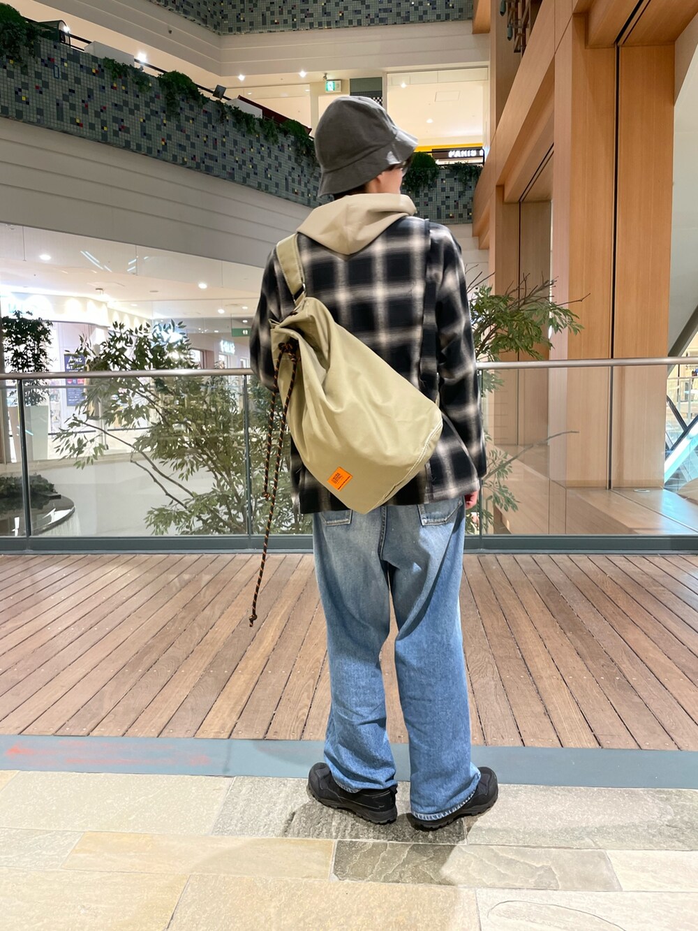 ブラック系のシャツ/ブラウス、ベージュ系のパーカー、ベージュ系のショルダーバッグを着用したメンズの春コーディネートの2枚目の写真