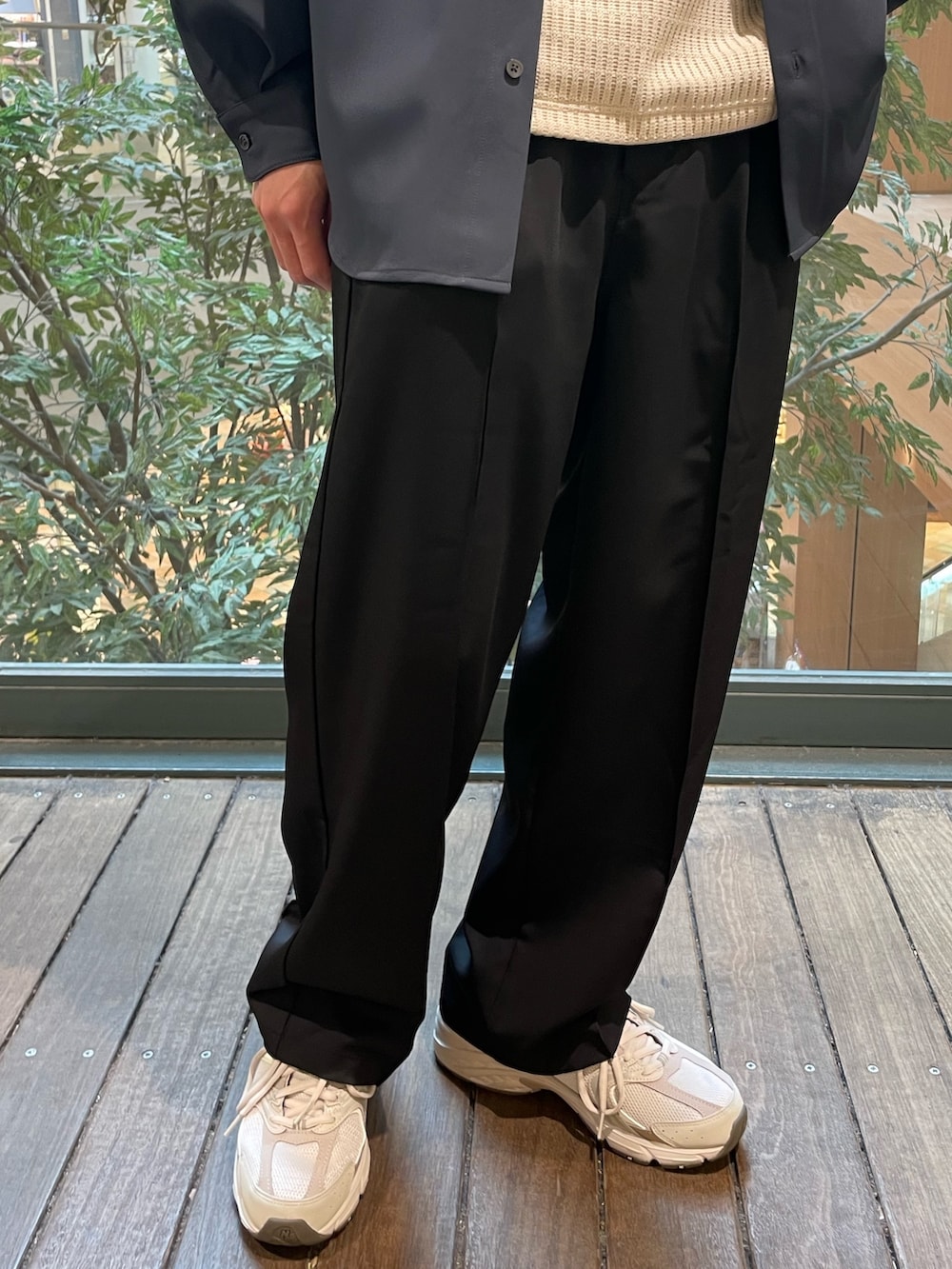 「シャツスタイル、スラックス、ニットTシャツ、ニューバランス、New Balance、ニューバランス530、newbalance530、スニーカー、スニーカーコーデ」｜「GLOSTERの【GLOSTER/グロスター】クォーターゲージ ニットTシャツ 半袖サマーニット 日本製（Tシャツ/カットソー、ホワイト系）」を使った、nabeさん（メンズ・168cm）の春コーディネートの4枚目の写真