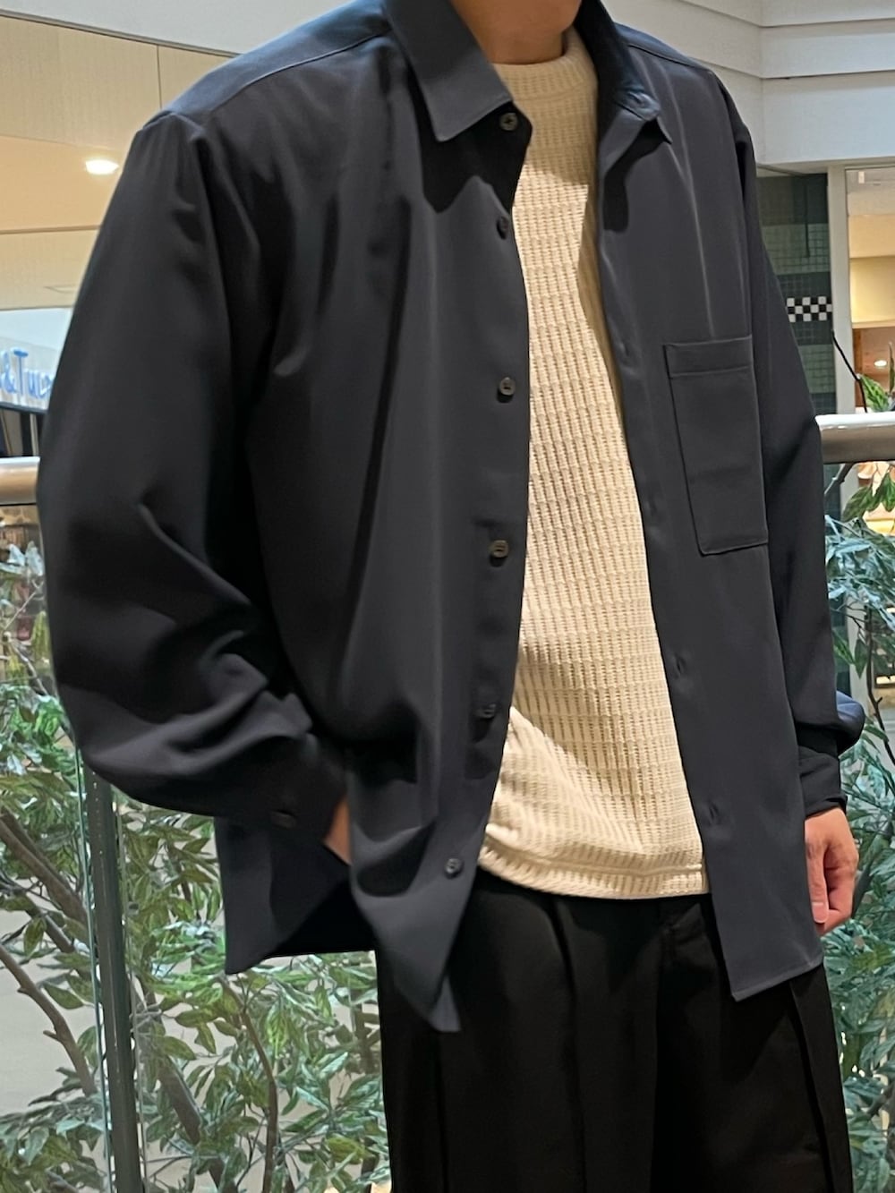 「シャツスタイル、スラックス、ニットTシャツ、ニューバランス、New Balance、ニューバランス530、newbalance530、スニーカー、スニーカーコーデ」｜「GLOSTERの【GLOSTER/グロスター】クォーターゲージ ニットTシャツ 半袖サマーニット 日本製（Tシャツ/カットソー、ホワイト系）」を使った、nabeさん（メンズ・168cm）の春コーディネートの3枚目の写真
