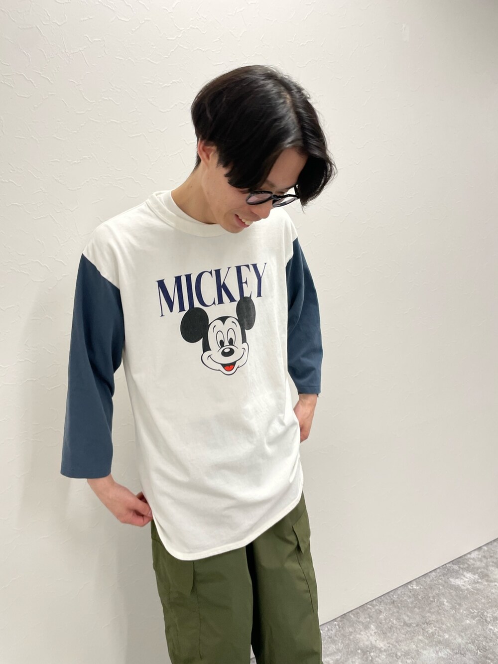ホワイト系のシャツ/ブラウス、ホワイト系のTシャツ/カットソー、グリーン系のカーゴパンツを着用したメンズの春コーディネートの4枚目の写真