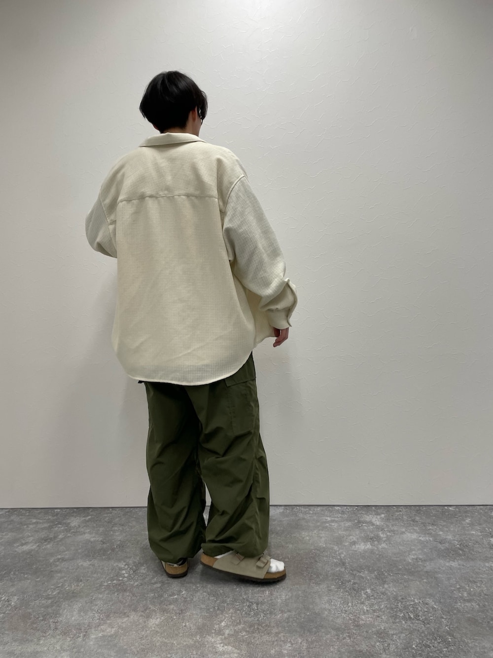 ホワイト系のシャツ/ブラウス、ホワイト系のTシャツ/カットソー、グリーン系のカーゴパンツを着用したメンズの春コーディネートの2枚目の写真