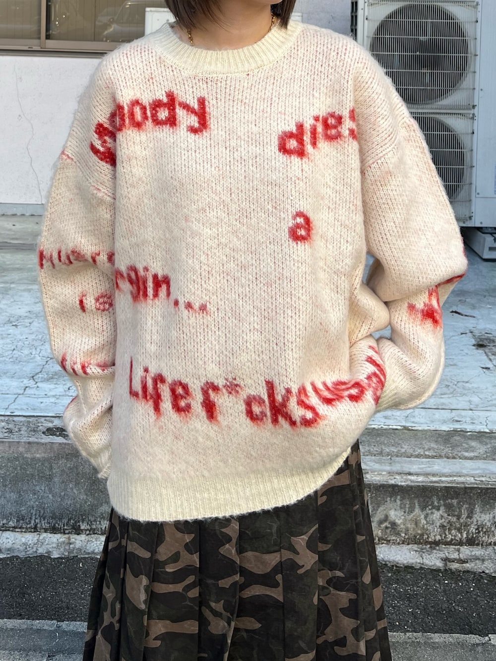 ホワイト系のニット/セーター、グリーン系のスカート、グリーン系のその他パンツを着用したレディースの秋コーディネートの2枚目の写真