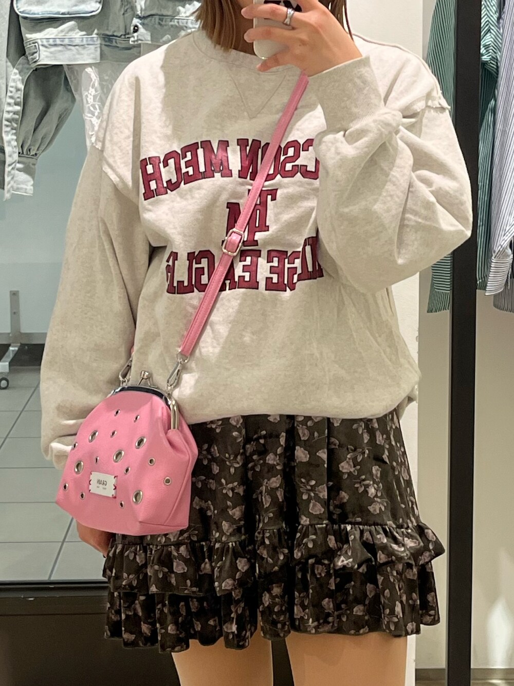 ホワイト系のTシャツ/カットソー、グリーン系のチュニック、ピンク系のショルダーバッグを着用したレディースの春コーディネートの2枚目の写真