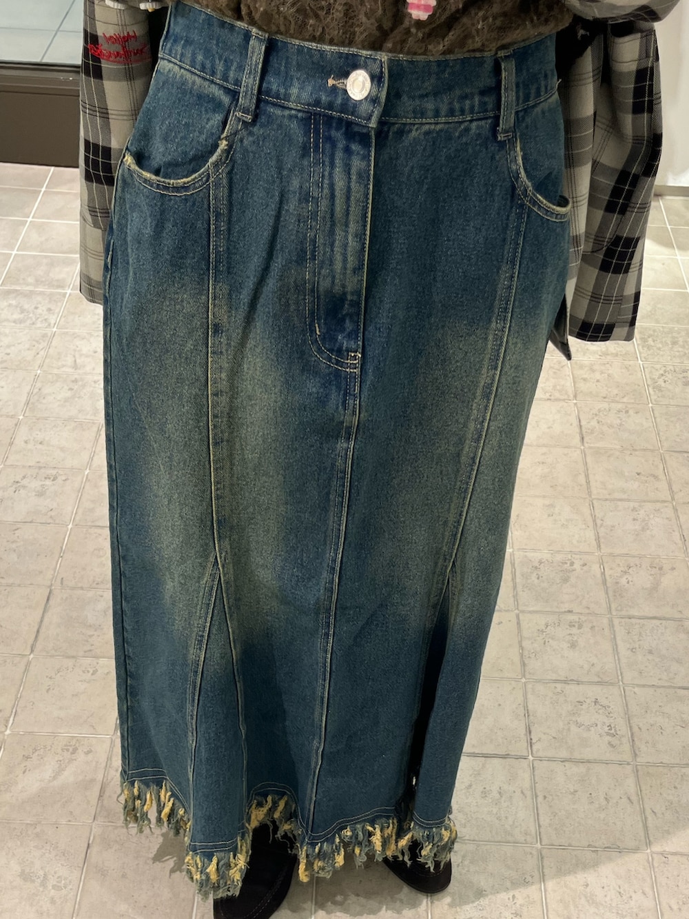 ブラック系のテーラードジャケット、ブラウン系のシャツ/ブラウス、ブルー系のスカートを着用したレディースの春コーディネートの2枚目の写真