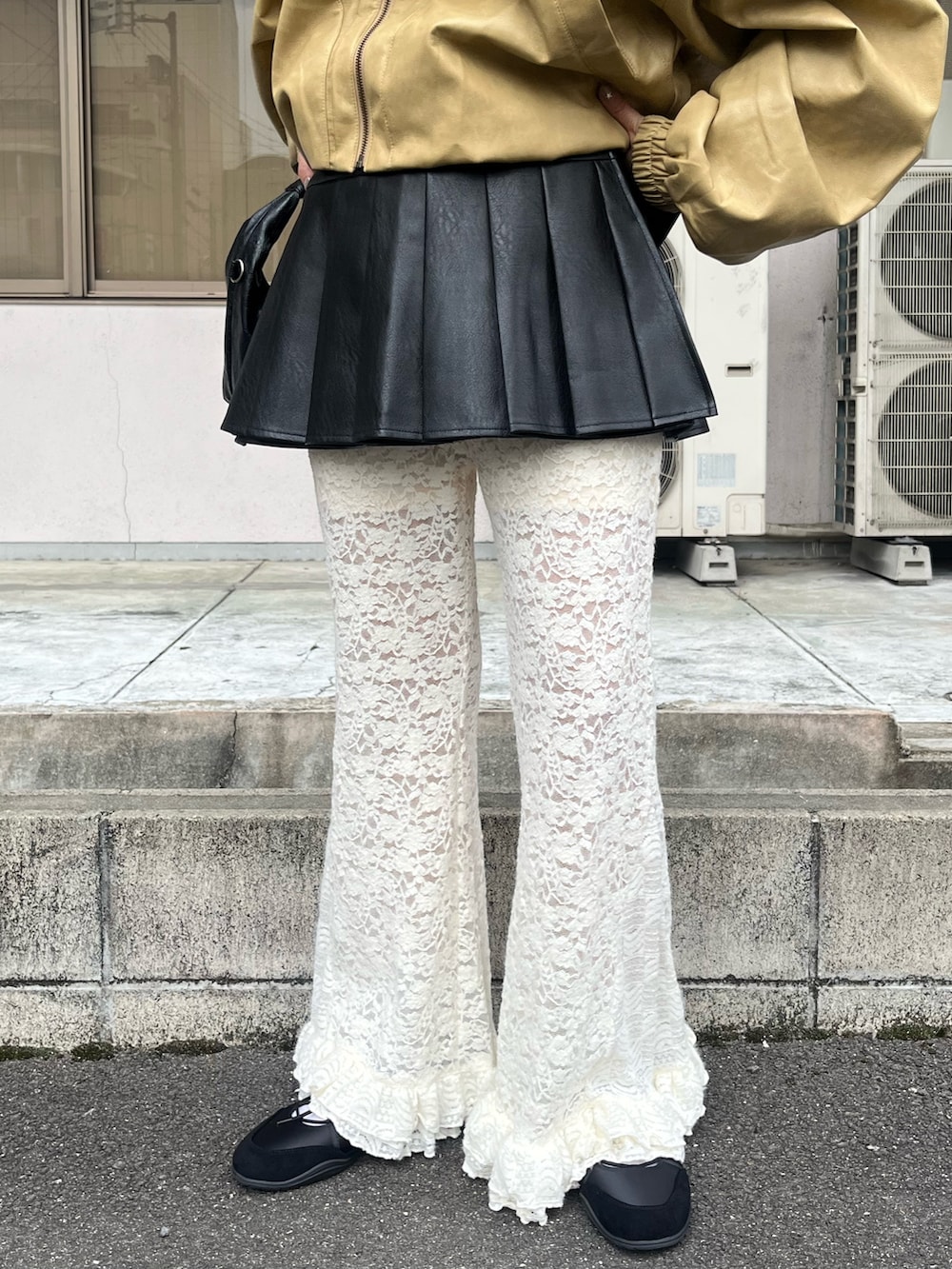 ベージュ系のブルゾン、ブラック系のスカート、ホワイト系のその他パンツを着用したレディースの秋コーディネートの3枚目の写真