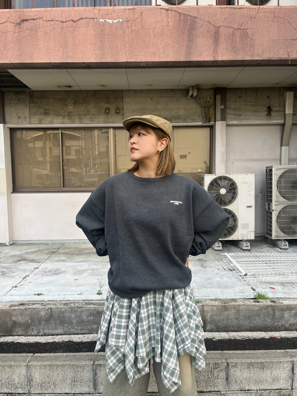「チェック、春、大人ファッション、ハーフパンツ、ラクチンコーデ、古着MIX、メンズライクコーデ、ちゃ、チャオパニック、163cm、骨格ストレート、韓国ファッション、巻きスカート、ハンチング帽、デニム」｜「CIAOPANICの刺繍入りハンチング帽子（キャップ、ベージュ系）」を使った、gnk93さん（レディース・163cm）の春コーディネートの3枚目の写真