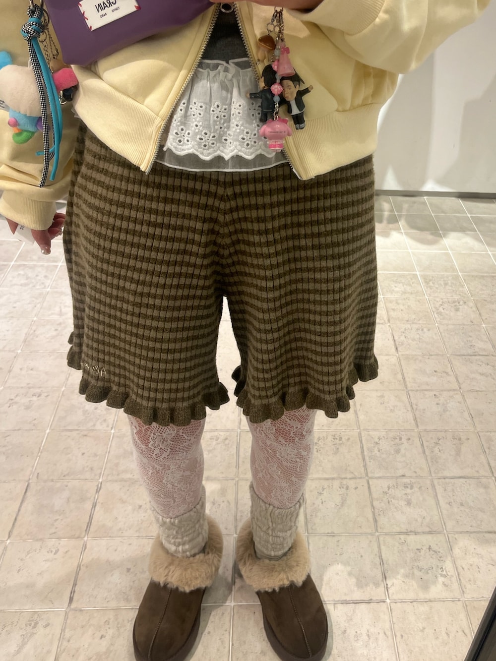 ベージュ系のその他パンツ、イエロー系のパーカー、グレー系のTシャツ/カットソーを着用したレディースの冬コーディネートの3枚目の写真