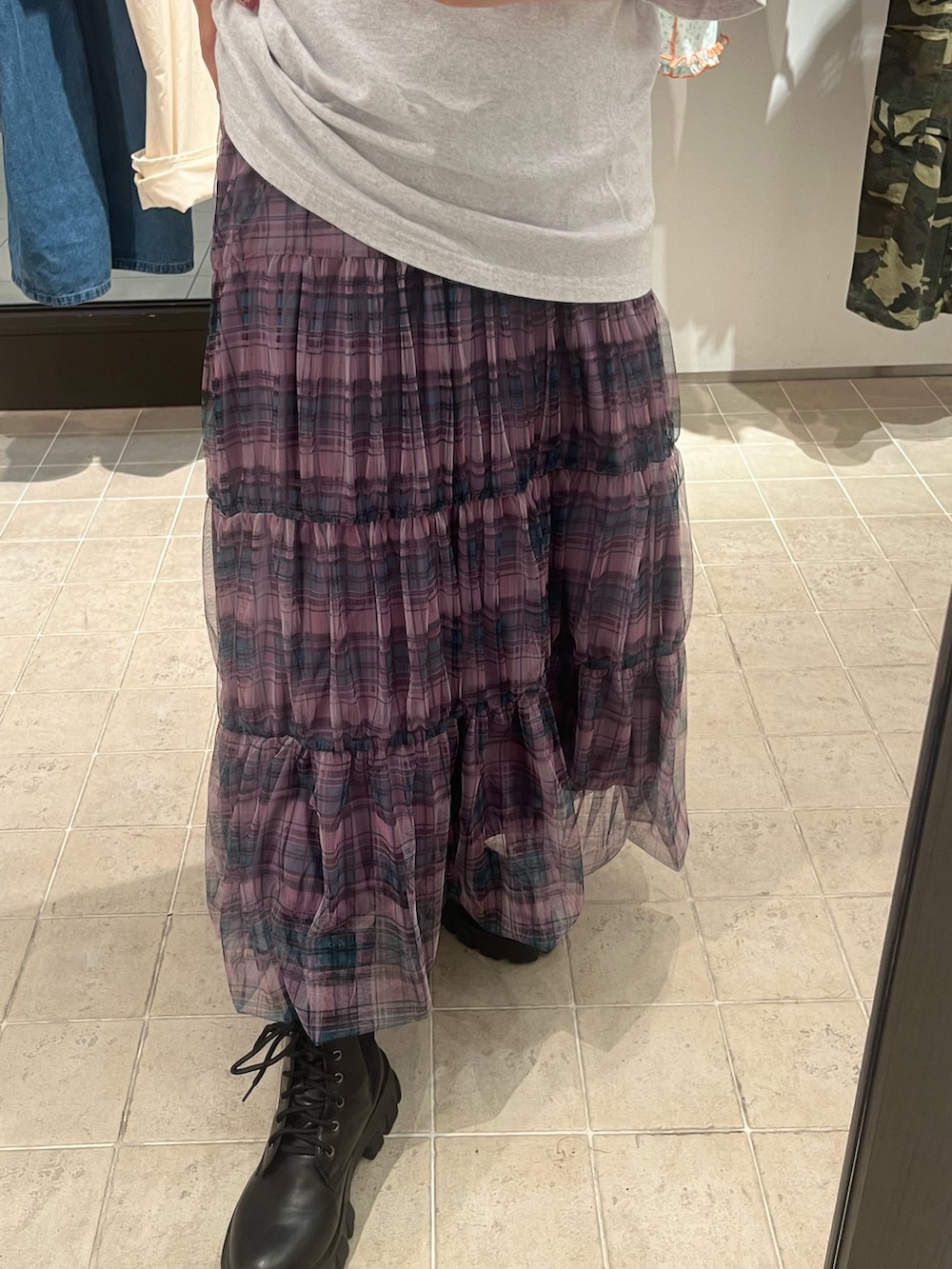 ホワイト系のTシャツ/カットソー、ピンク系のスカート、ブルー系のキャップを着用したレディースの春コーディネートの2枚目の写真