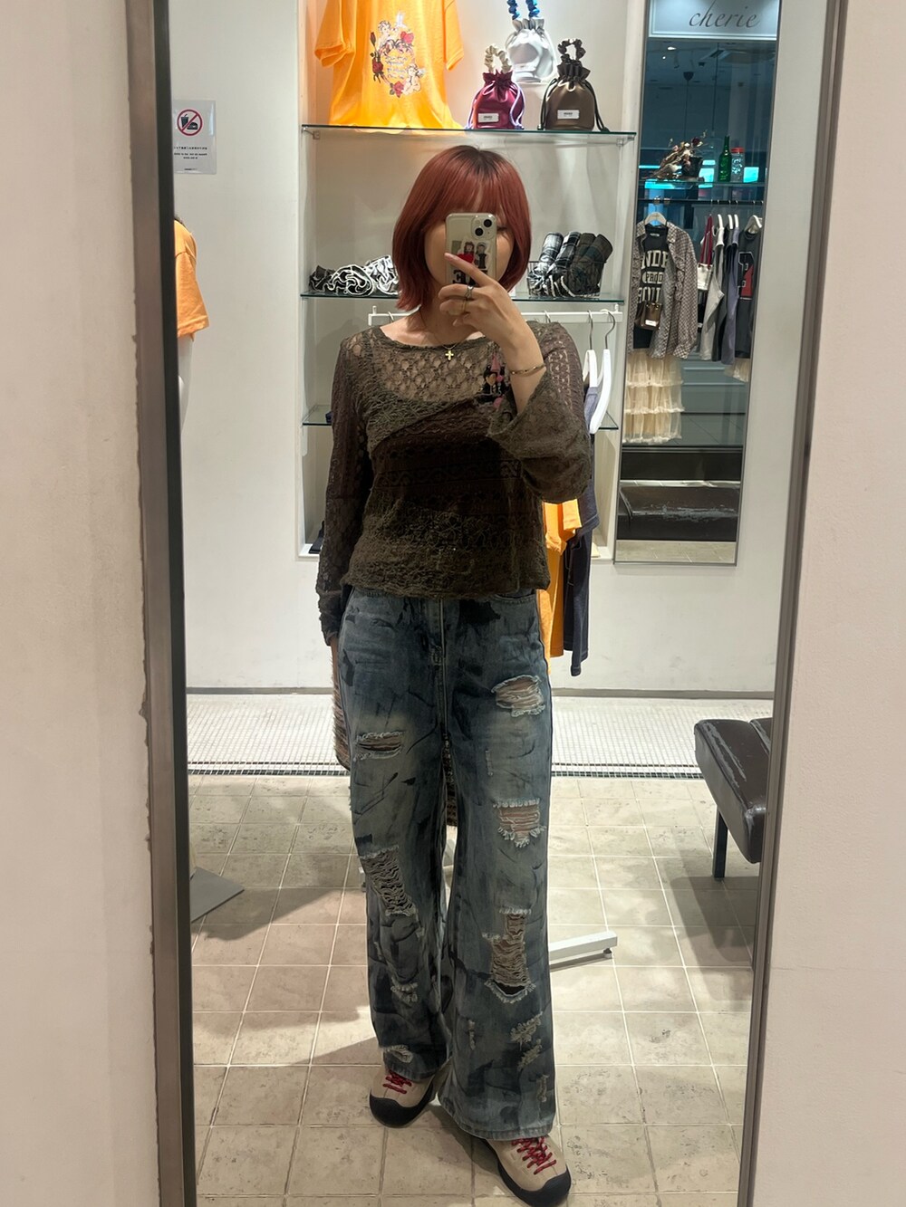 グリーン系のTシャツ/カットソー、ブルー系のデニムパンツを着用したレディースの夏コーディネートの2枚目の写真