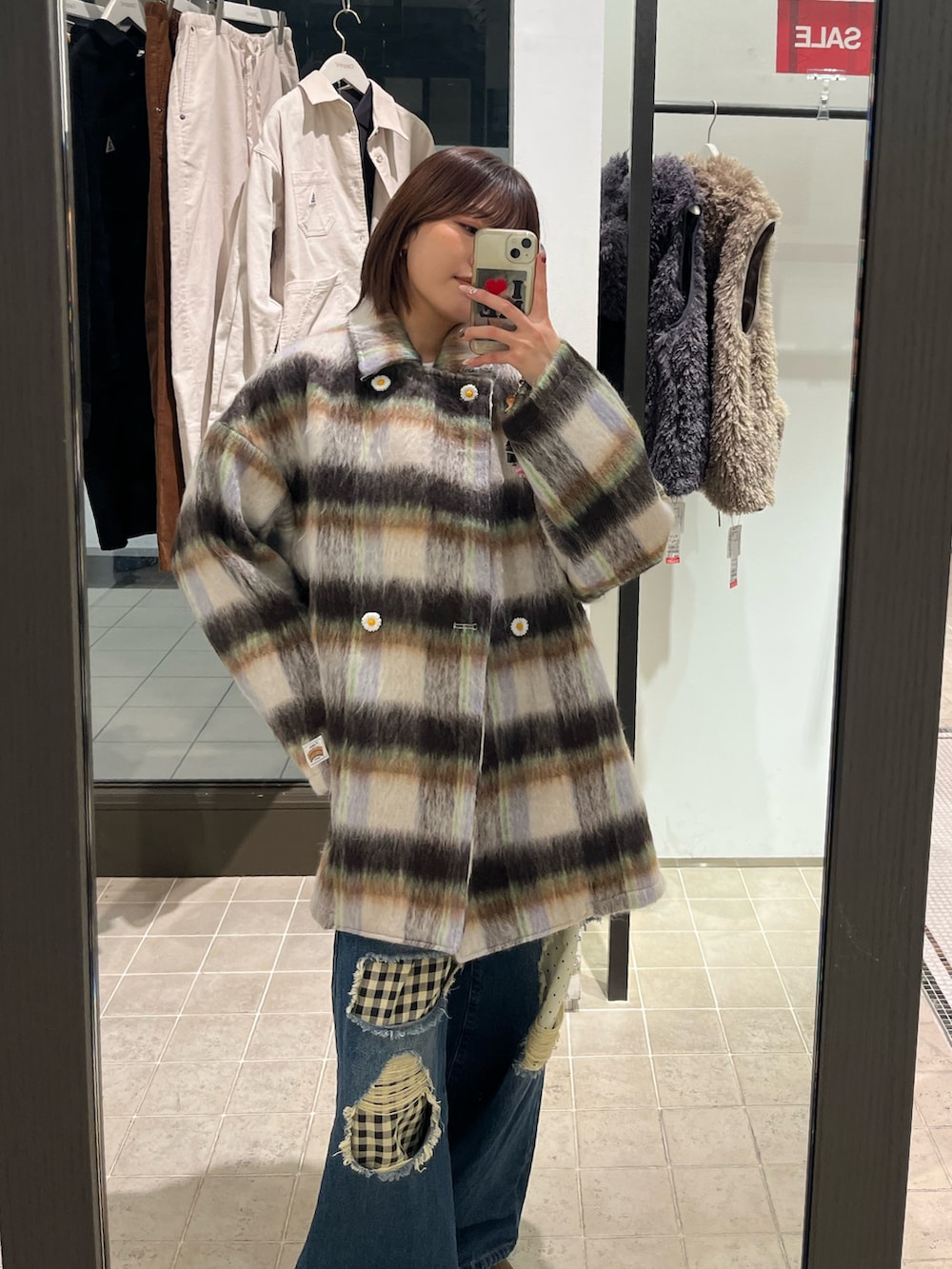 ホワイト系のその他アウター、ブルー系のデニムパンツを着用したレディースの冬コーディネートの2枚目の写真