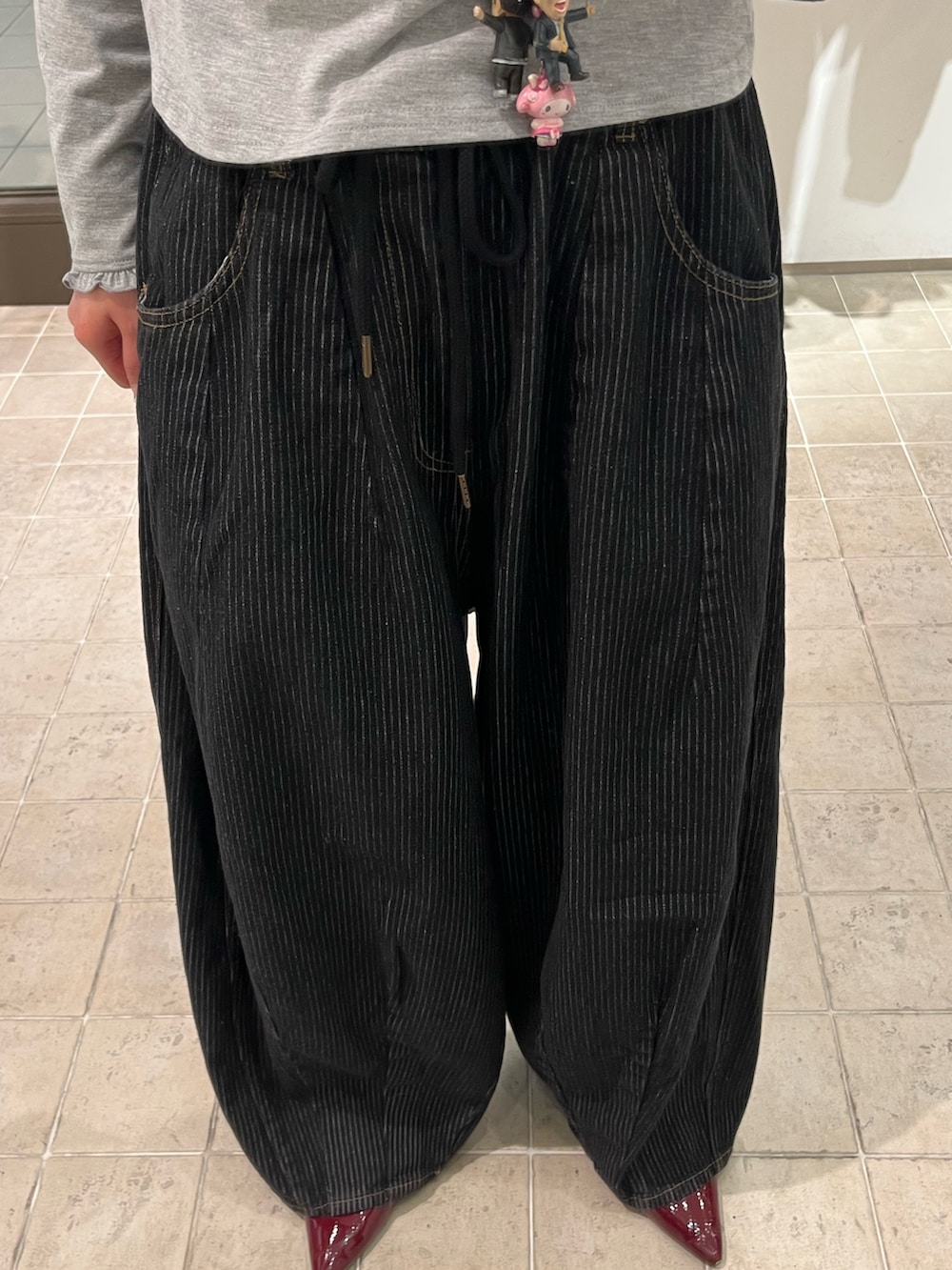 グレー系のTシャツ/カットソー、グレー系のデニムパンツを着用したレディースの春コーディネートの2枚目の写真