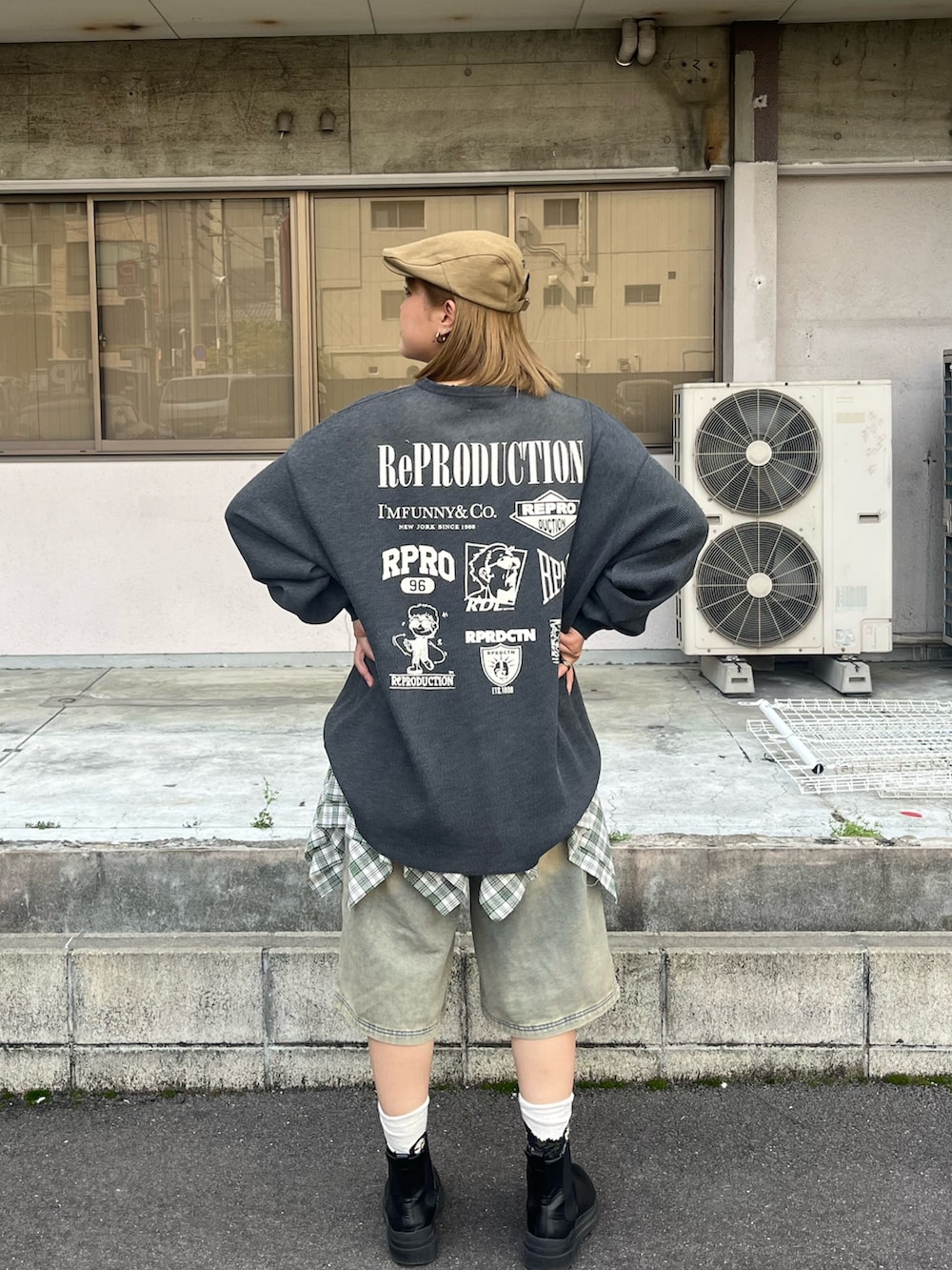 「チェック、春、大人ファッション、ハーフパンツ、ラクチンコーデ、古着MIX、メンズライクコーデ、ちゃ、チャオパニック、163cm、骨格ストレート、韓国ファッション、巻きスカート、ハンチング帽、デニム」｜「CIAOPANICの刺繍入りハンチング帽子（キャップ、ベージュ系）」を使った、gnk93さん（レディース・163cm）の春コーディネートの2枚目の写真