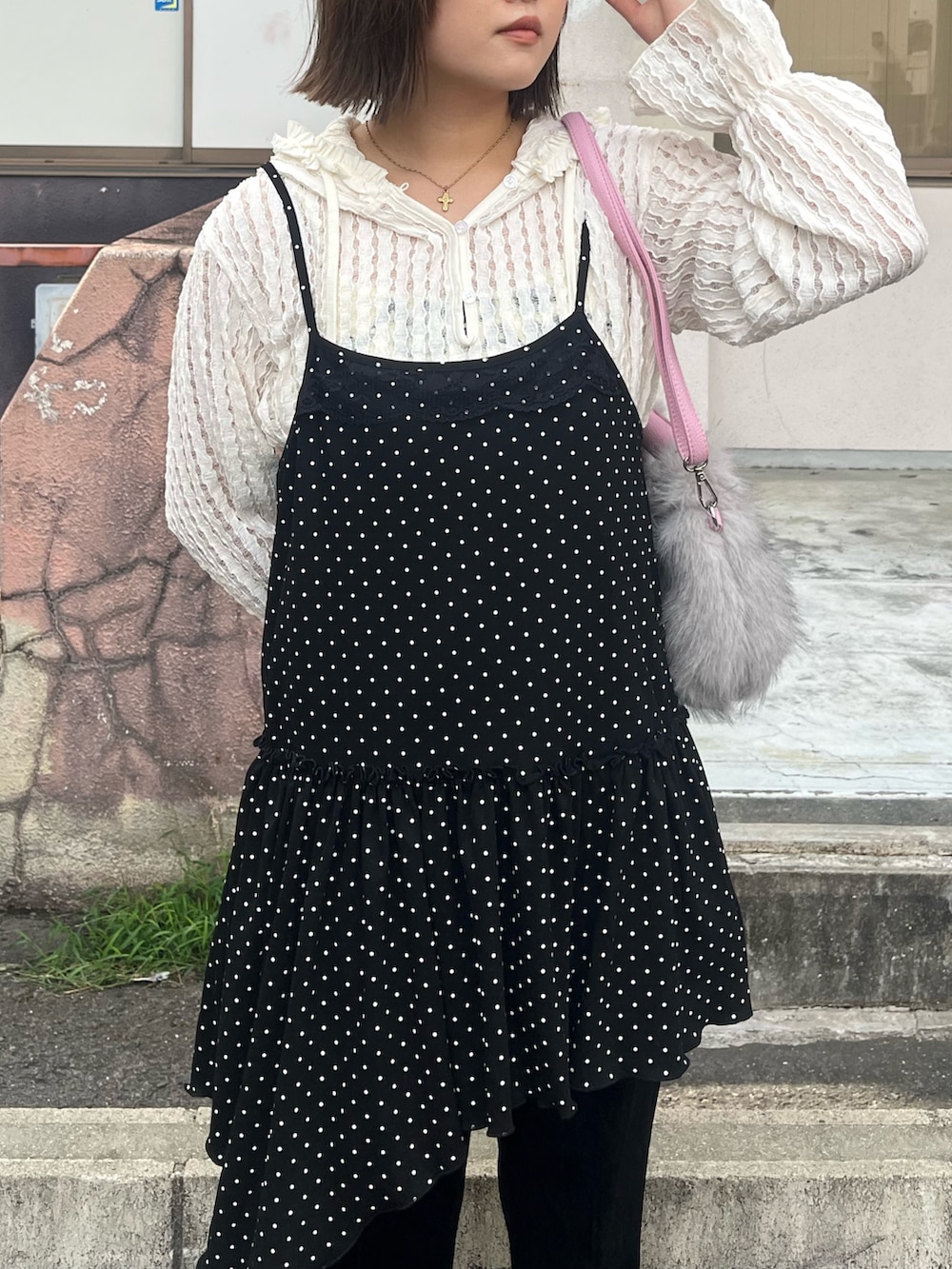 ホワイト系のTシャツ/カットソー、ブラック系のその他パンツ、ブラウン系のサンダルを着用したレディースの秋コーディネートの2枚目の写真