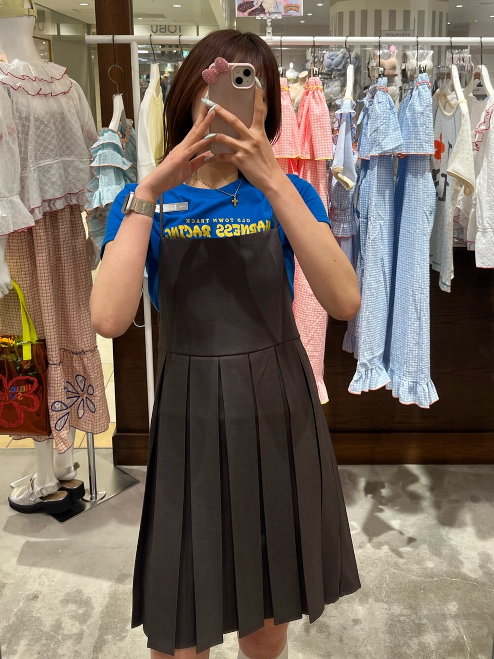 ブルー系のTシャツ/カットソー、グレー系のチュニックを着用したレディースの夏コーディネートの2枚目の写真