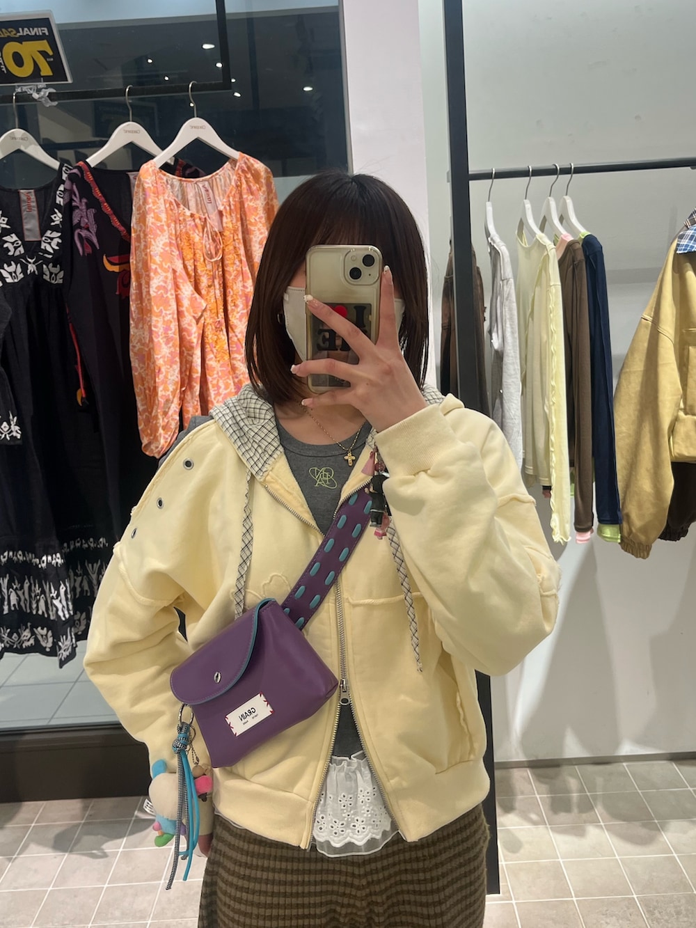 ベージュ系のその他パンツ、イエロー系のパーカー、グレー系のTシャツ/カットソーを着用したレディースの冬コーディネートの2枚目の写真