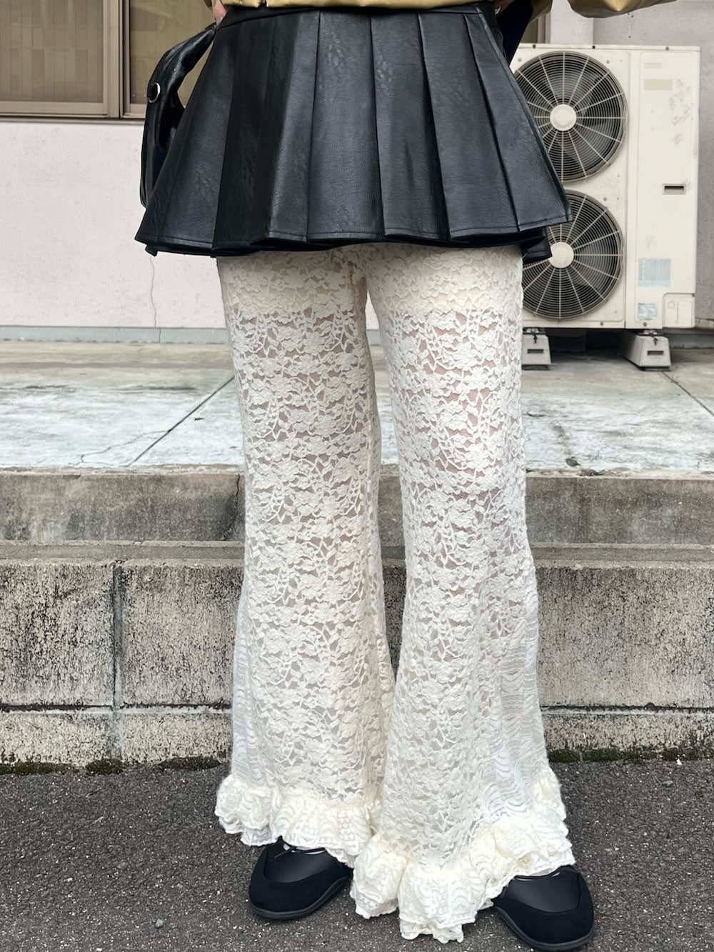 ブルー系のTシャツ/カットソー、ブラック系のスカート、ホワイト系のその他パンツを着用したレディースの秋コーディネートの3枚目の写真