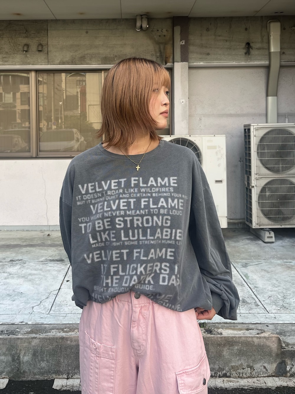 グレー系のTシャツ/カットソー、ピンク系のデニムパンツ、ブラウン系のサンダルを着用したレディースの秋コーディネートの2枚目の写真